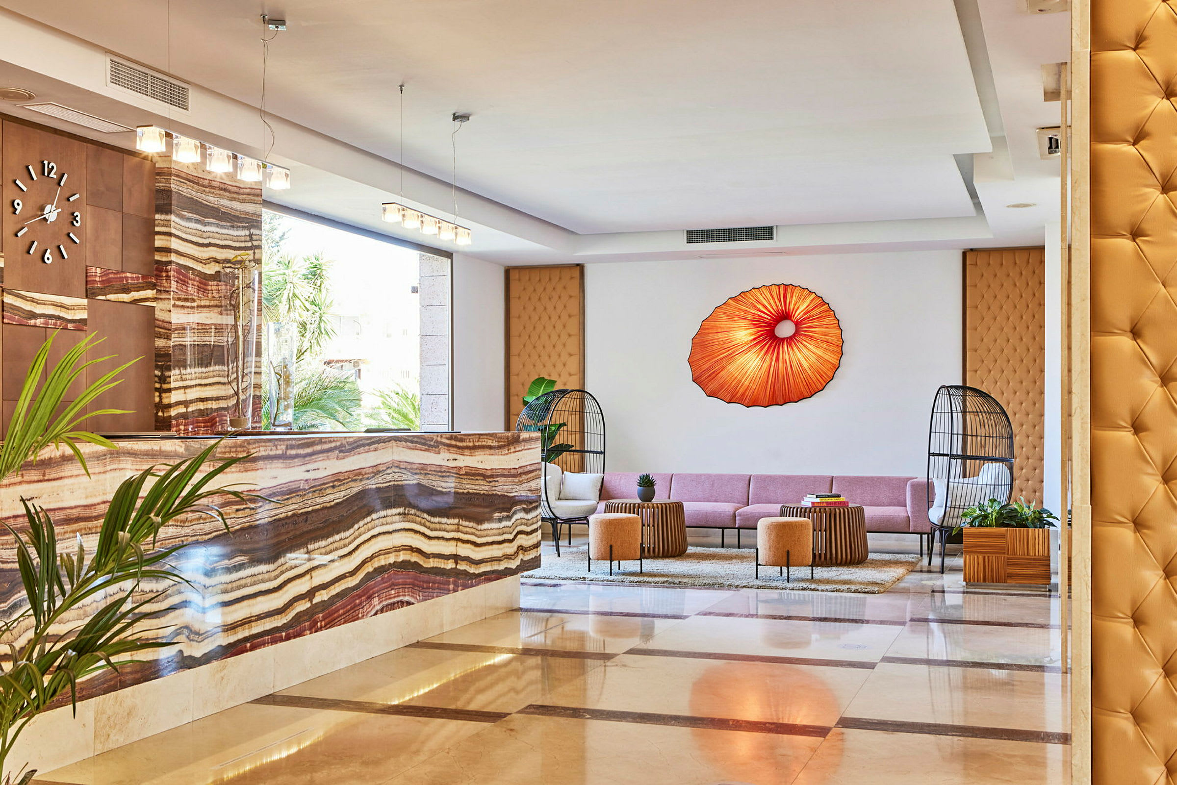 Hotellets lobby med siddegruppe og dekoreret reception. (AI-genereret tekst)