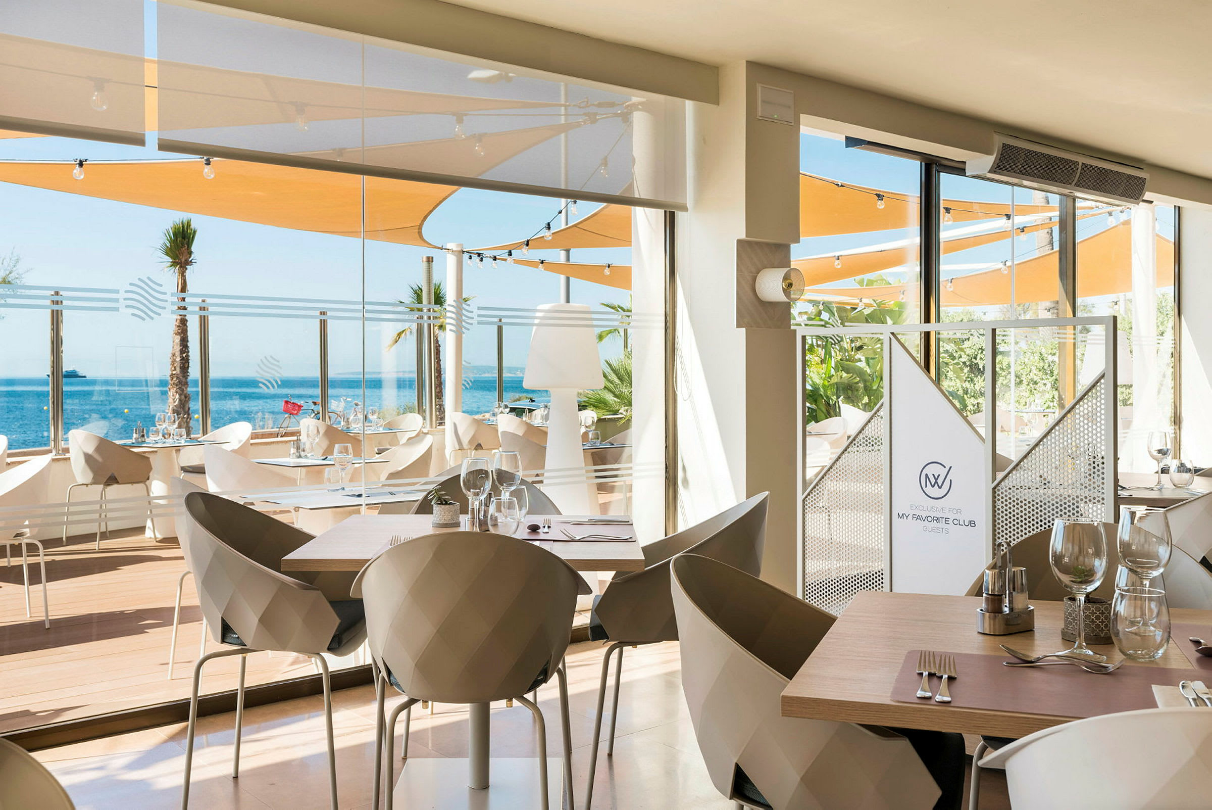 En moderne restaurant med udsigt over havet. (AI-genereret tekst)