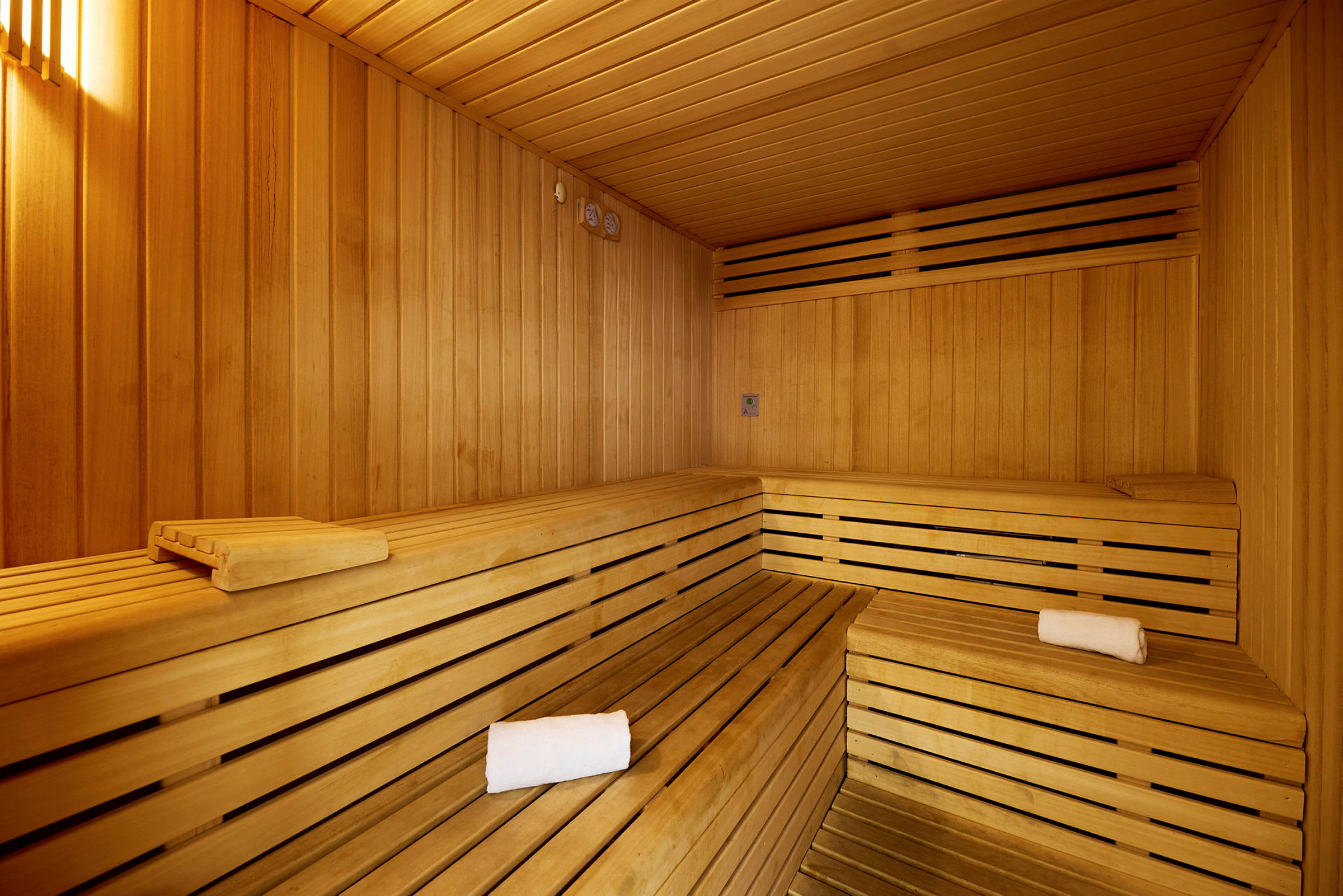 En sauna med træpaneler og bænke. (AI-genereret tekst)