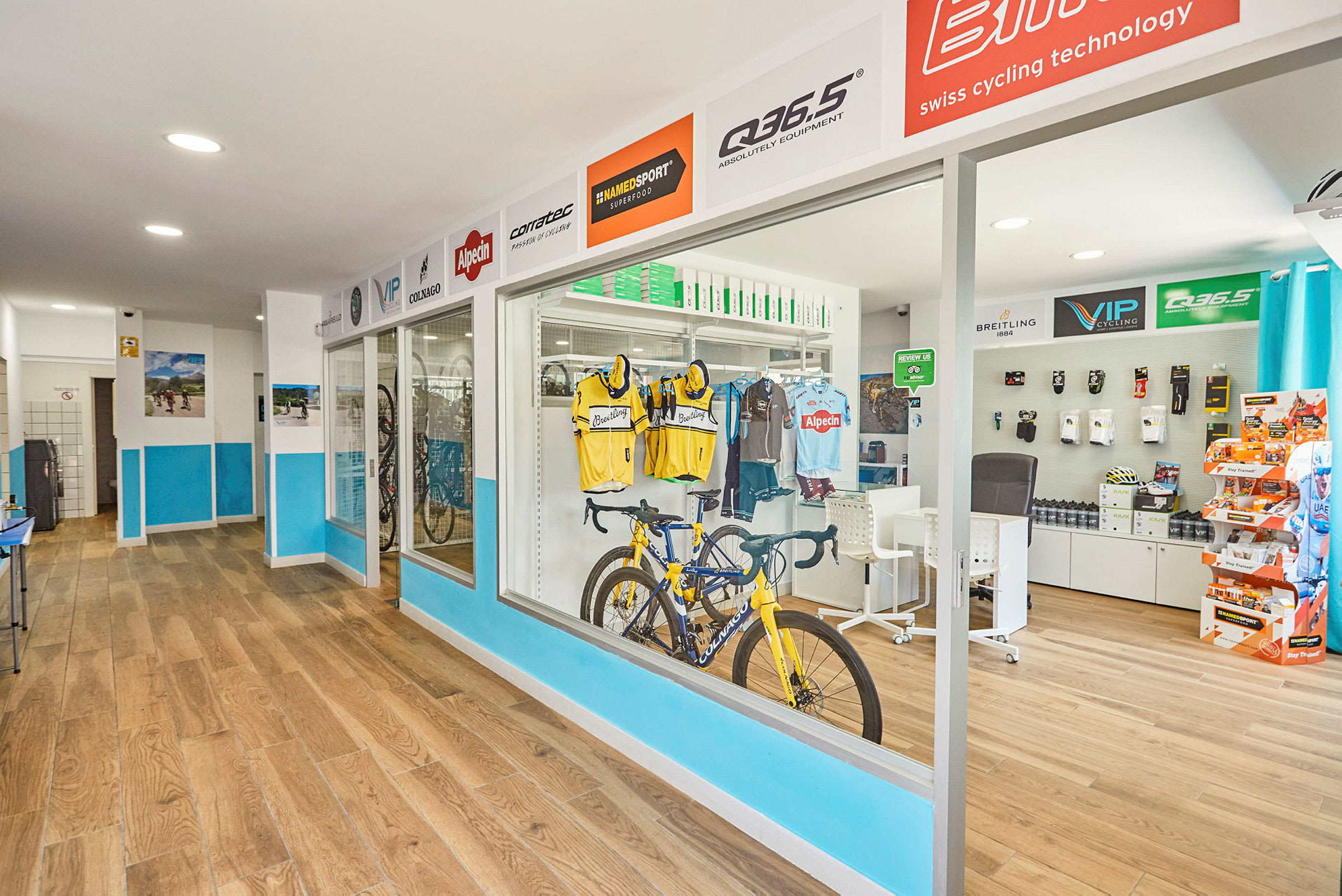 En butik, der sælger cykeltilbehør med udstillede cykler og cykeltøj. (AI-genereret tekst)