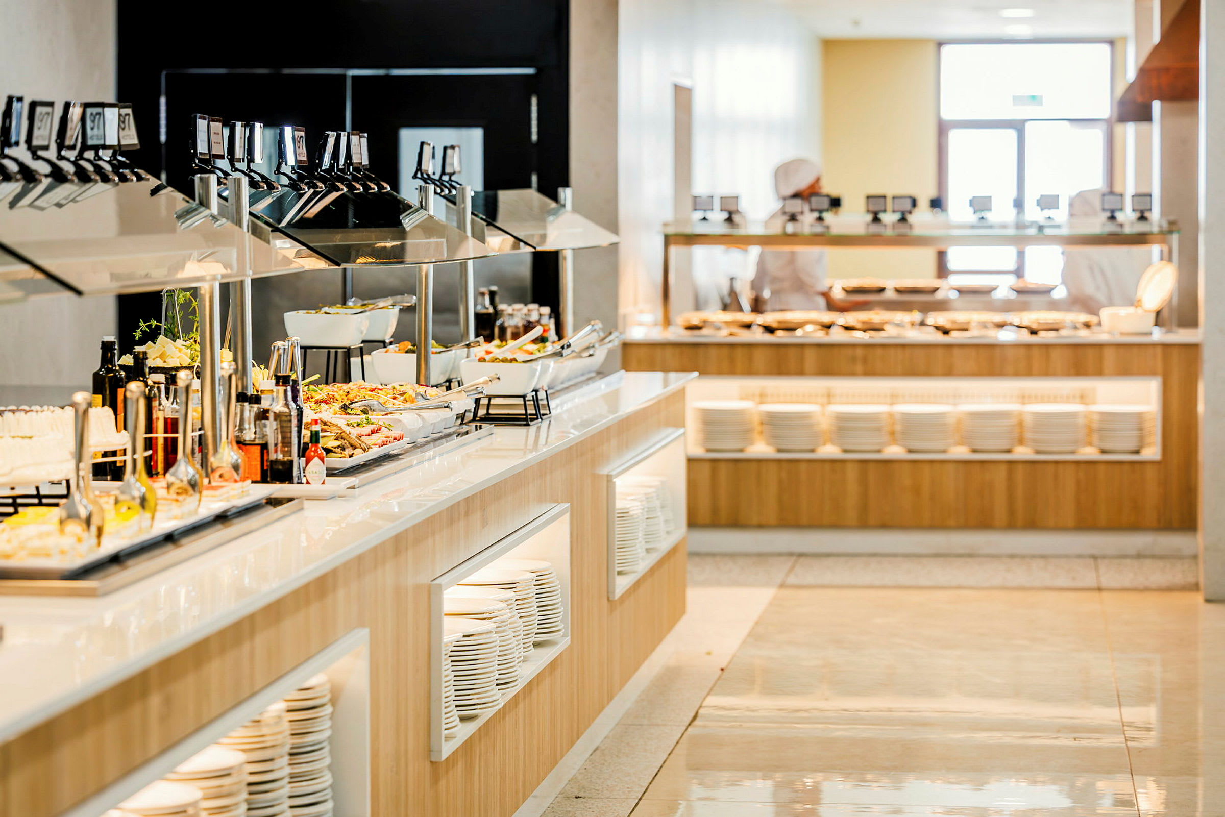 Billede af en moderne buffetrestaurant med forskellige retter og serveringsudstyr. (AI-genereret tekst)