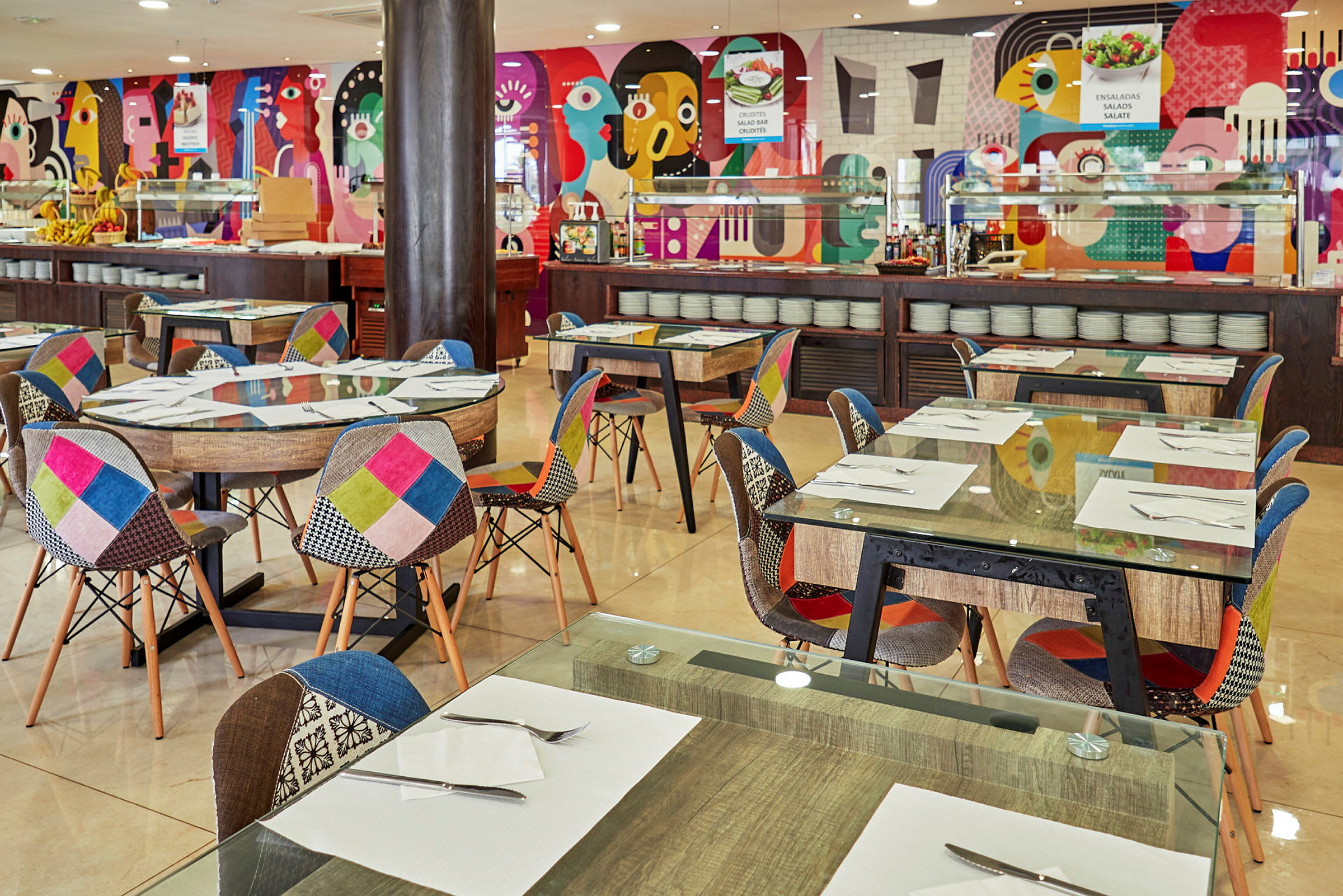 Indretning af en restaurant med farverige stole og dekorerede vægge. (AI-genereret tekst)