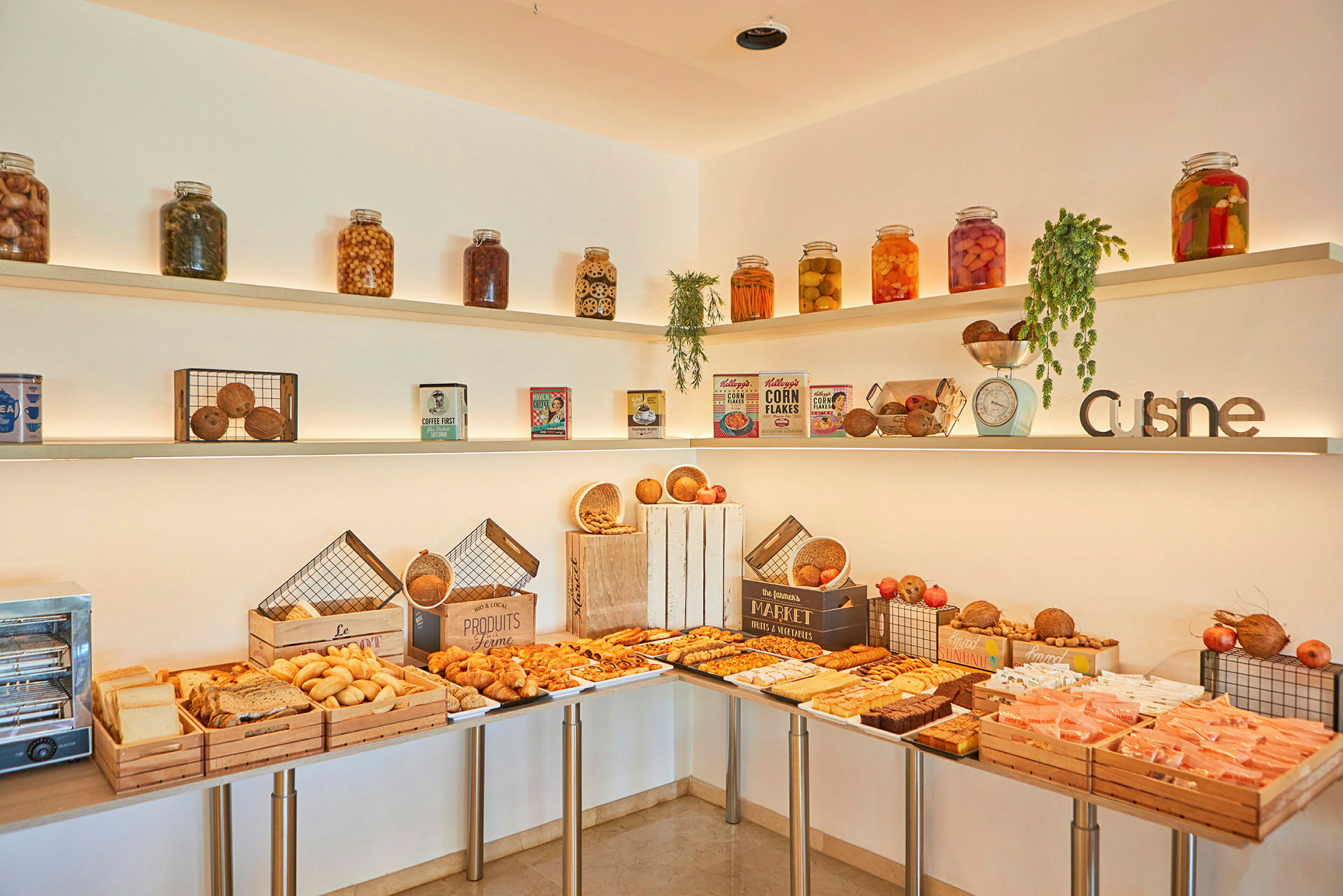 En opstillet morgenmadsbuffet med forskellige brød, frugter og pakker. (AI-genereret tekst)