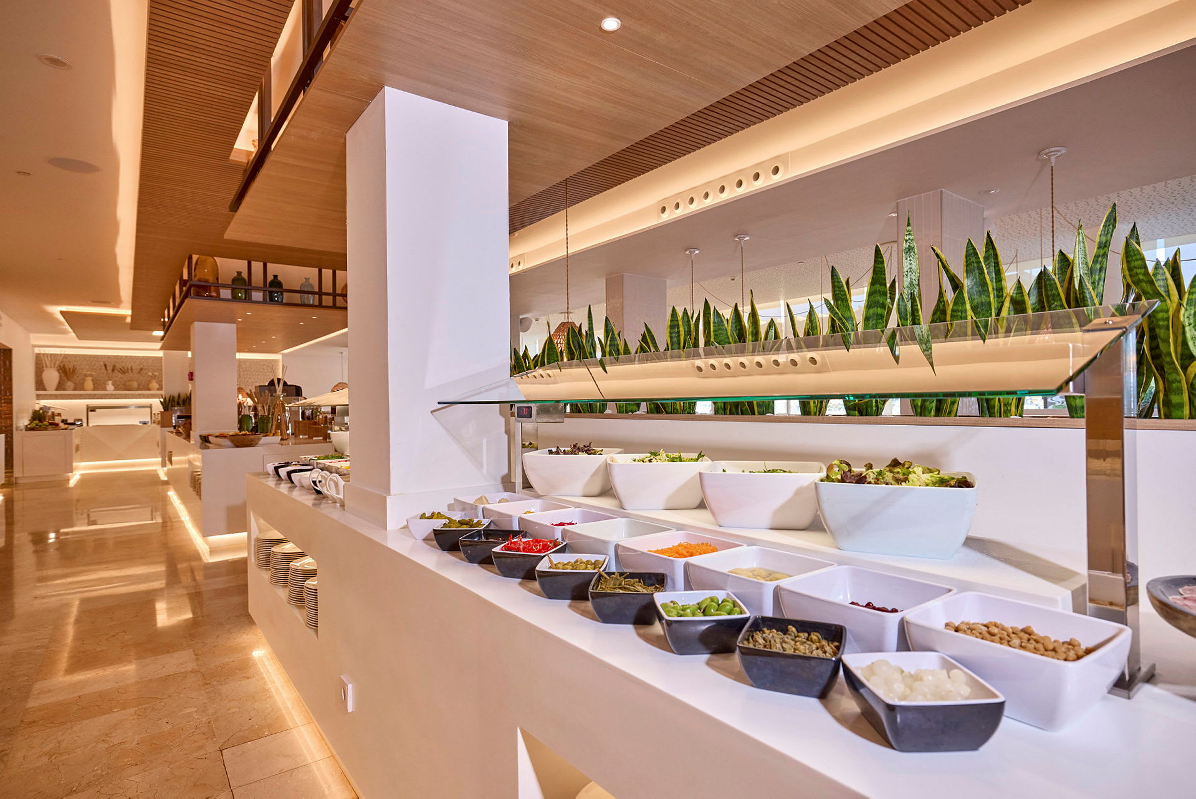 Buffet med skåle fyldt med salatingredienser og grøntsager. (AI-genereret tekst)
