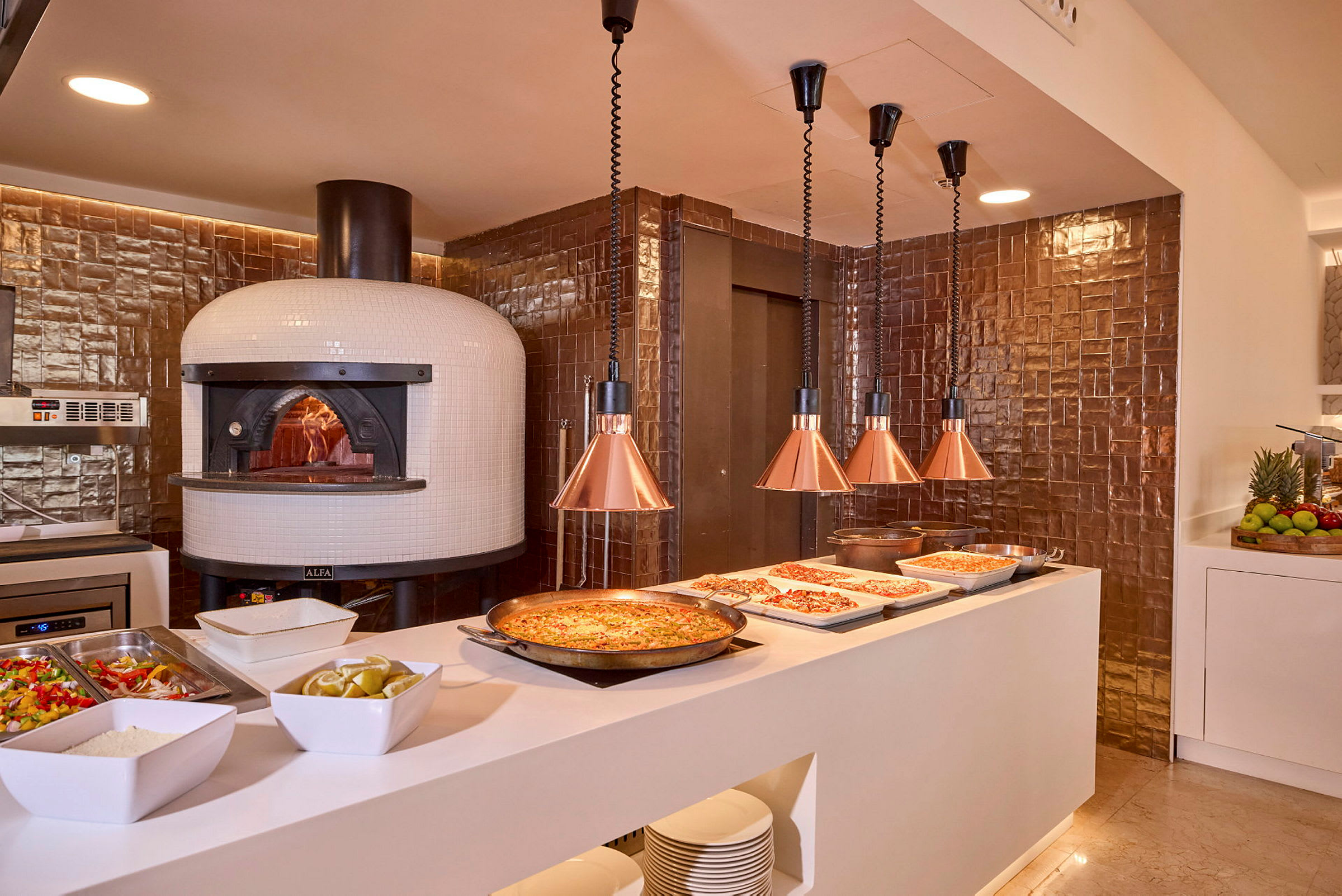 Billede der viser en pizzastenovn med en serveringsstation dekoreret med mad og tilbehør i en restaurationsmiljø. (AI-genereret tekst)