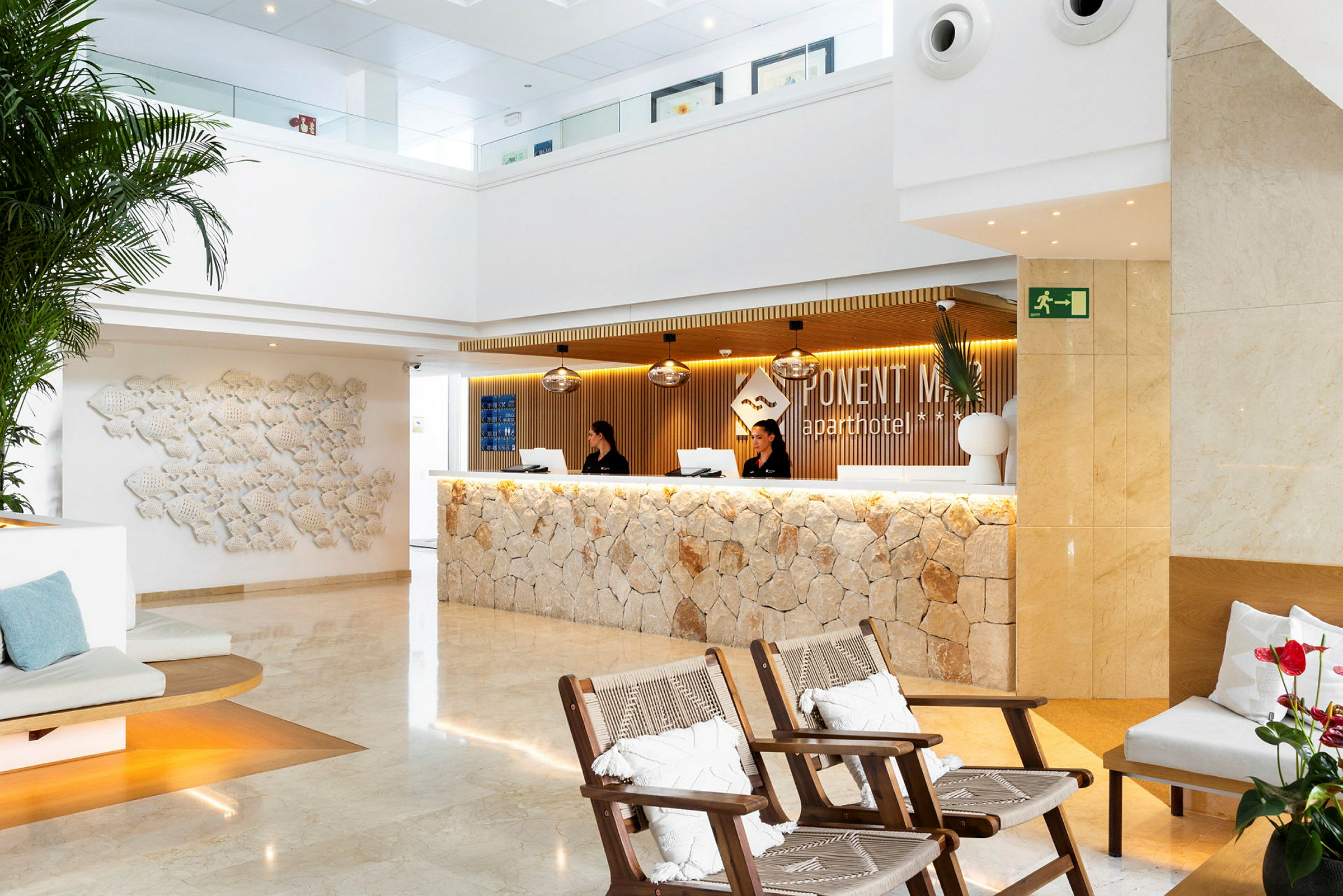 Receptionen i et moderne lejlighedshotel med elegant indretning og stenbelagt skranke. (AI-genereret tekst)