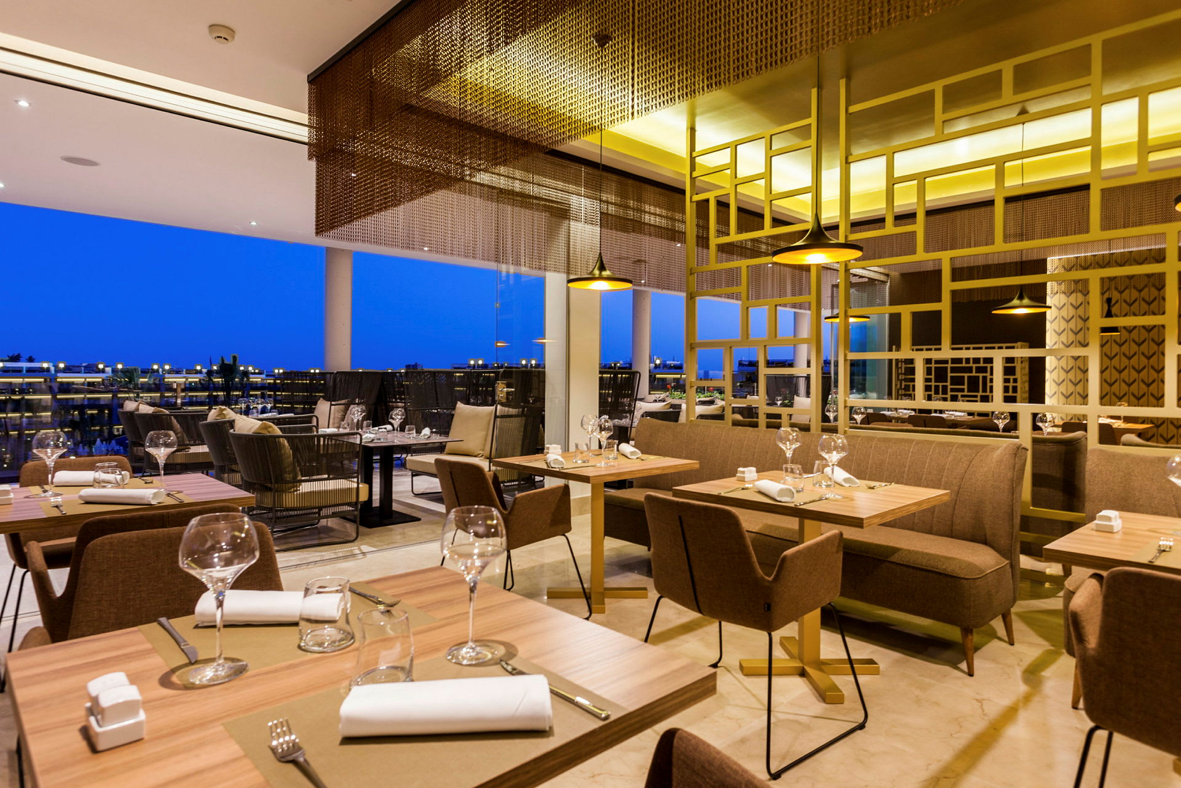 Indendørs miljø af en elegant restaurant med dækkede borde. (AI-genereret tekst)