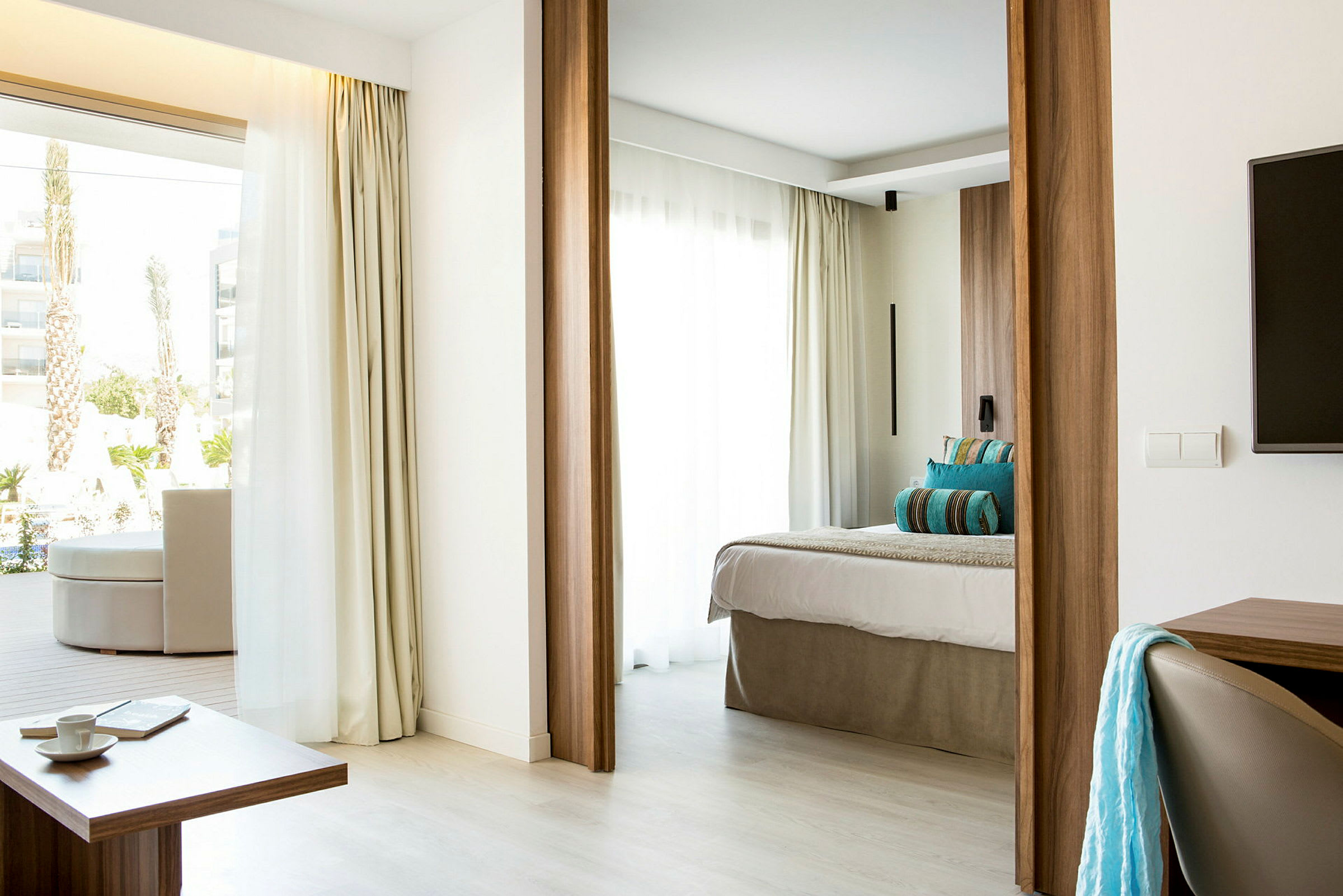 Moderne hotelværelse med lys indretning, meget dagslys og en komfortabel seng. (AI-genereret tekst)