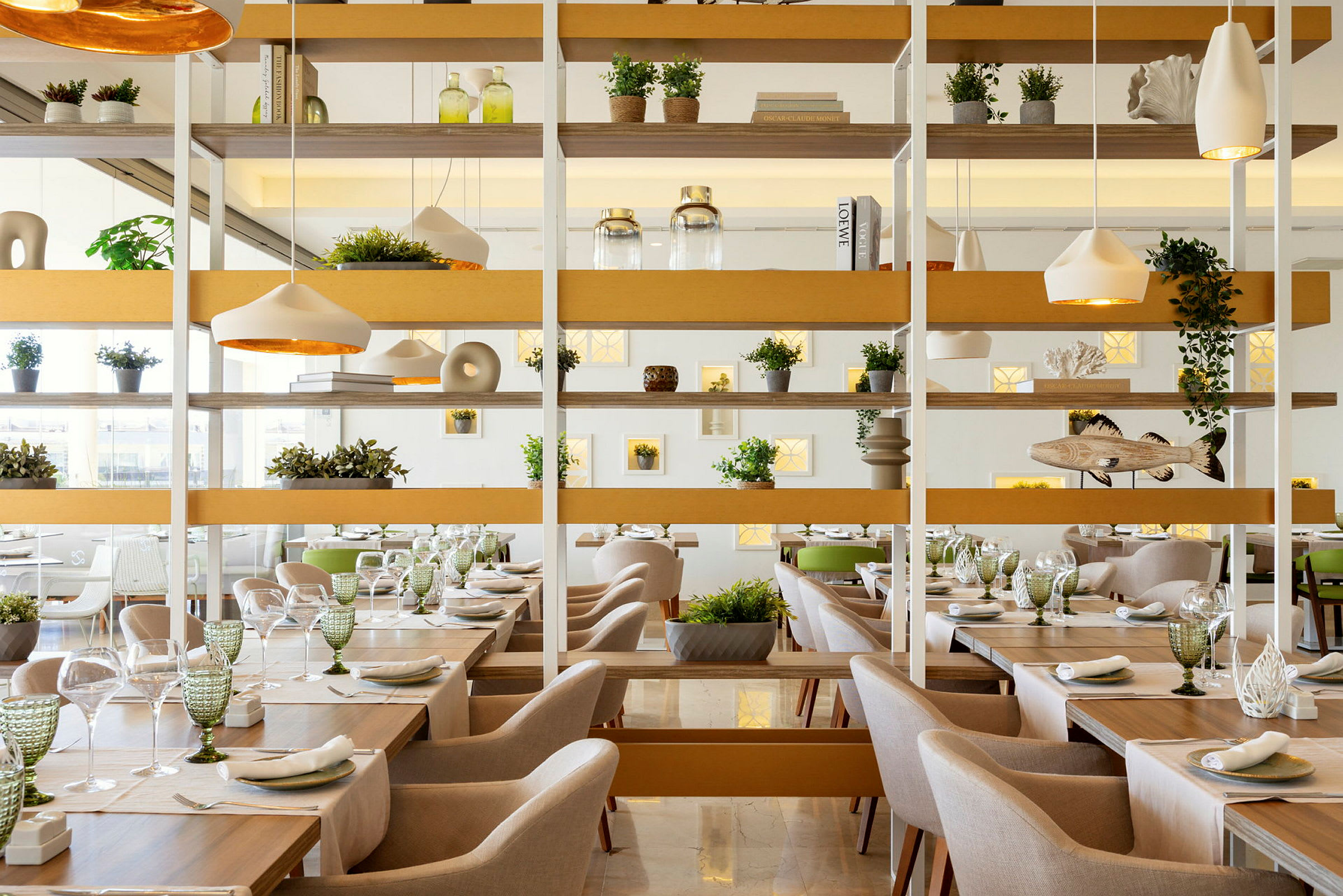 Et elegant restaurantmiljø med dækkede borde, dekorative hylder og moderne detaljer. (AI-genereret tekst)