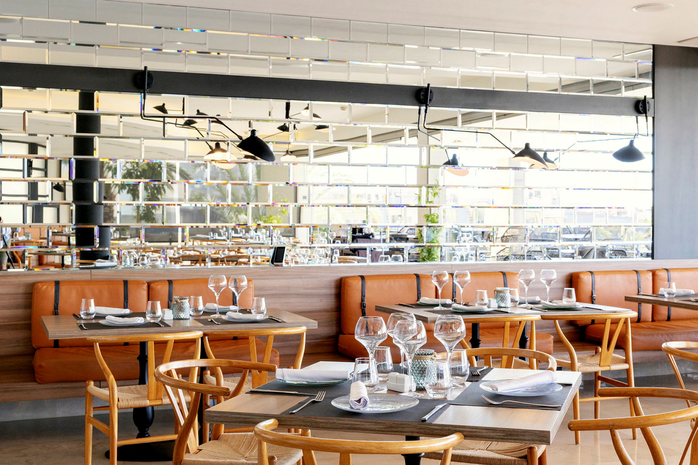 Interiør af en restaurant med træstole og dækkede borde. (AI-genereret tekst)