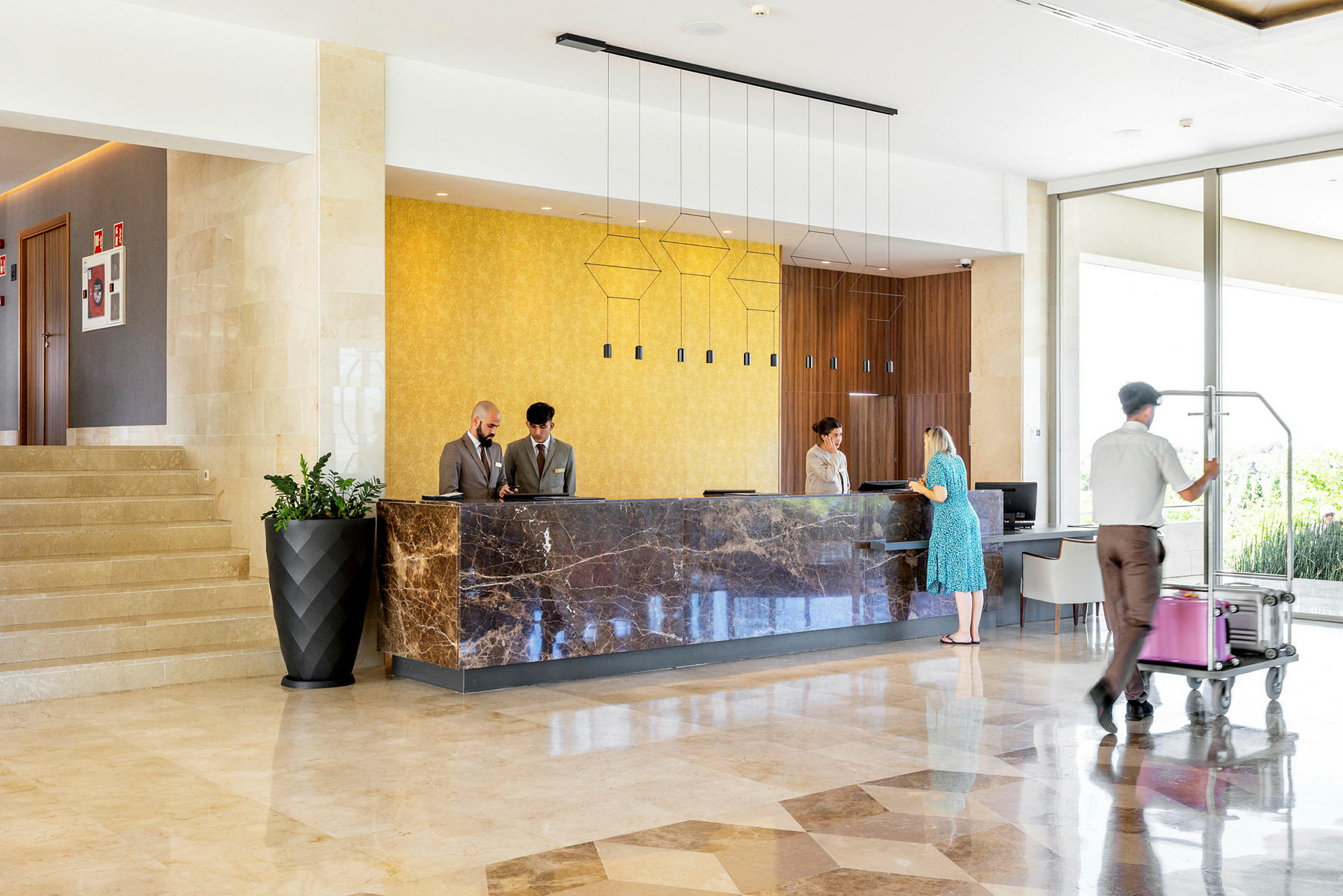 Receptionen på et hotel med personale, der hjælper gæsterne. (AI-genereret tekst)