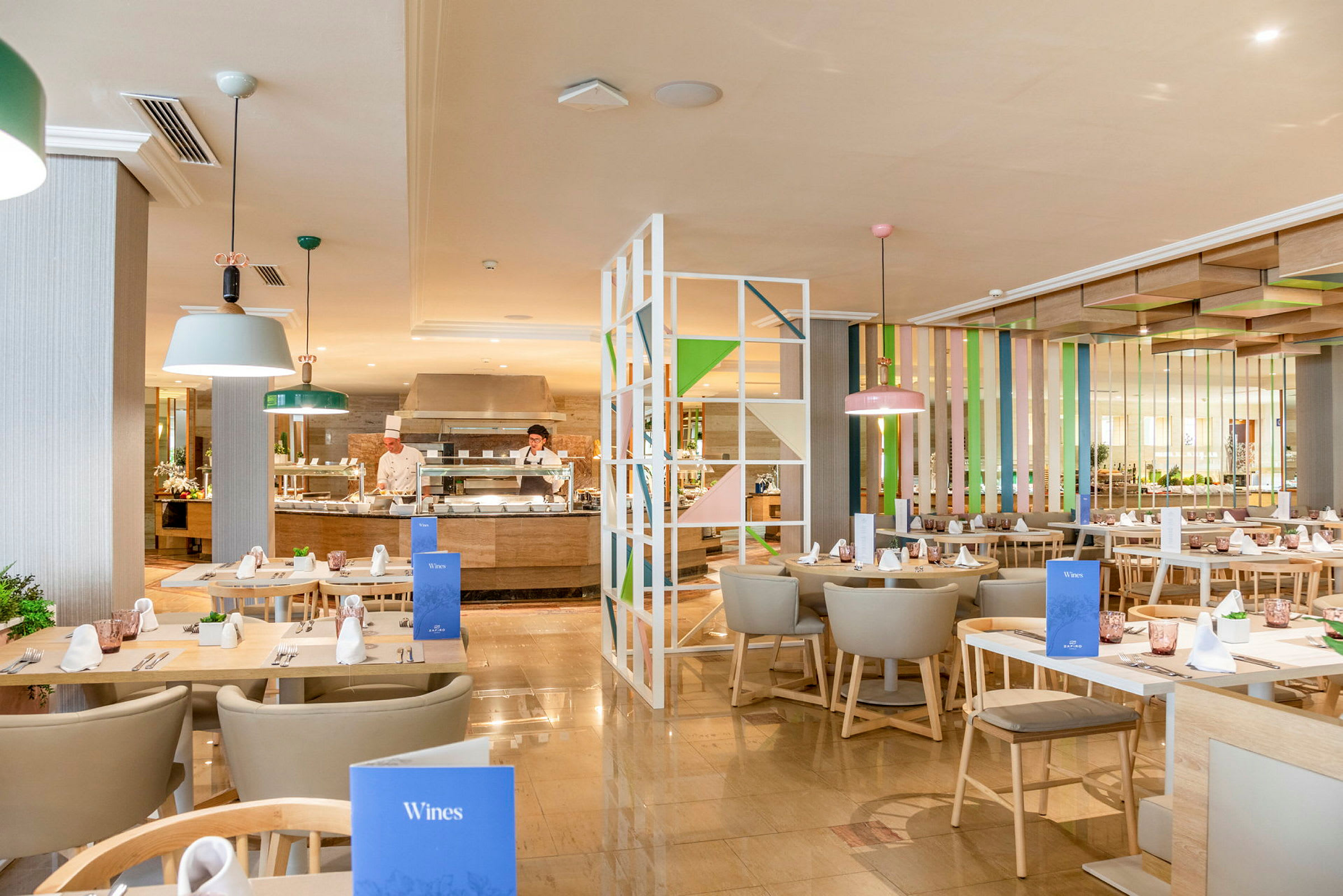 En restaurant med moderne møbler og en serveringsdisk i baggrunden. (AI-genereret tekst)