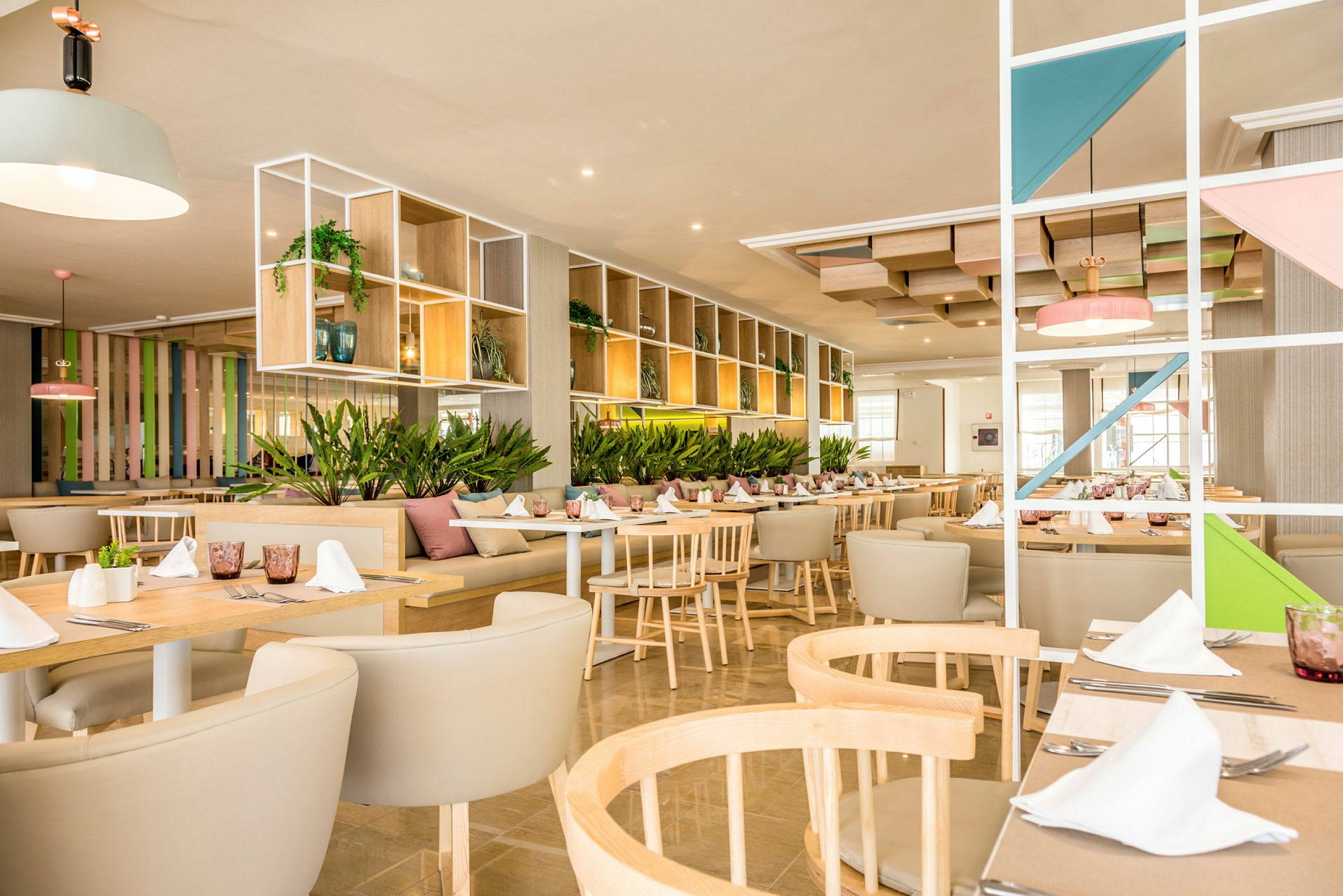 Interiør af en moderne restaurant med borde, stole og dekorative elementer. (AI-genereret tekst)