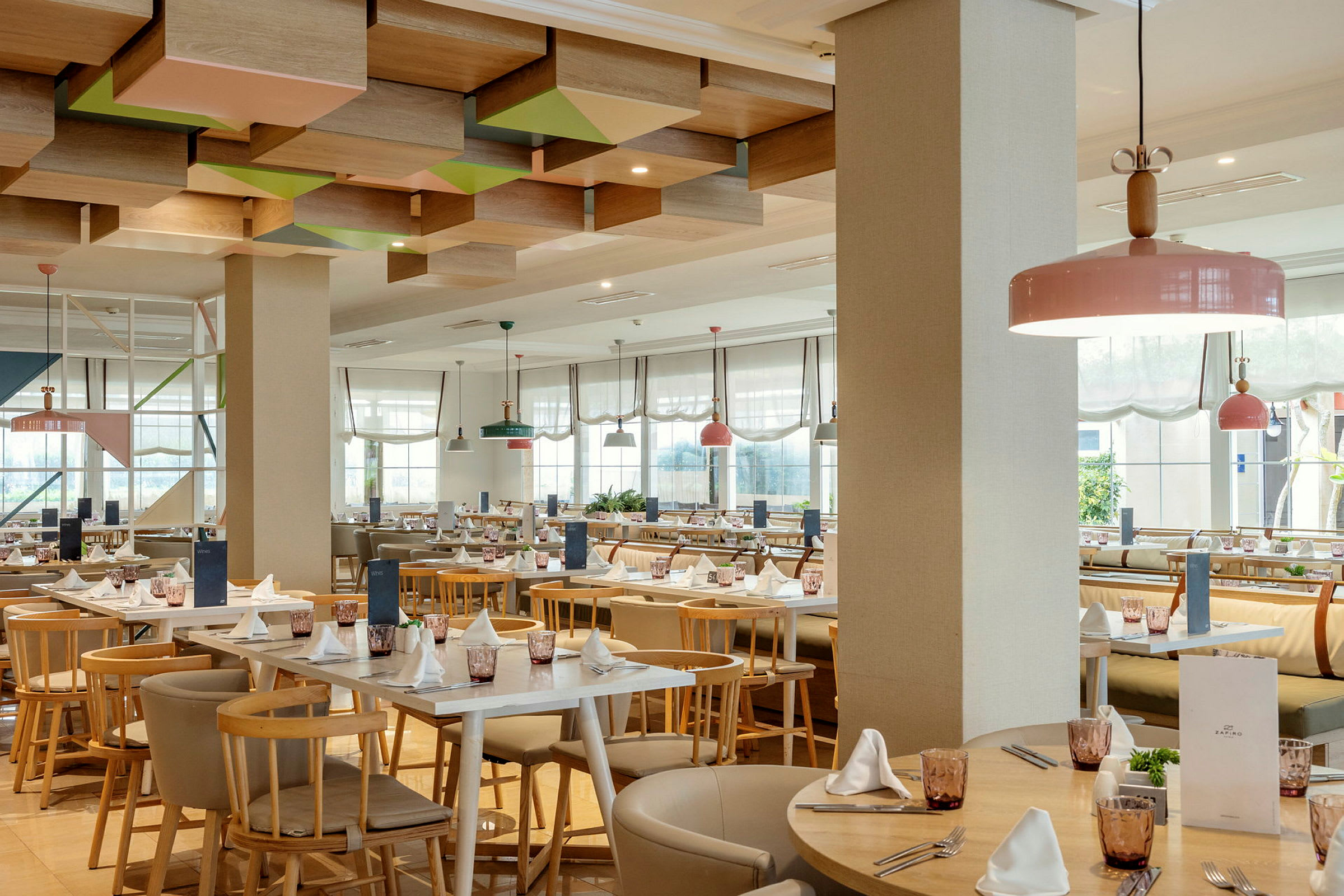 Restaurant med lyse møbler og dekoreret loft. (AI-genereret tekst)