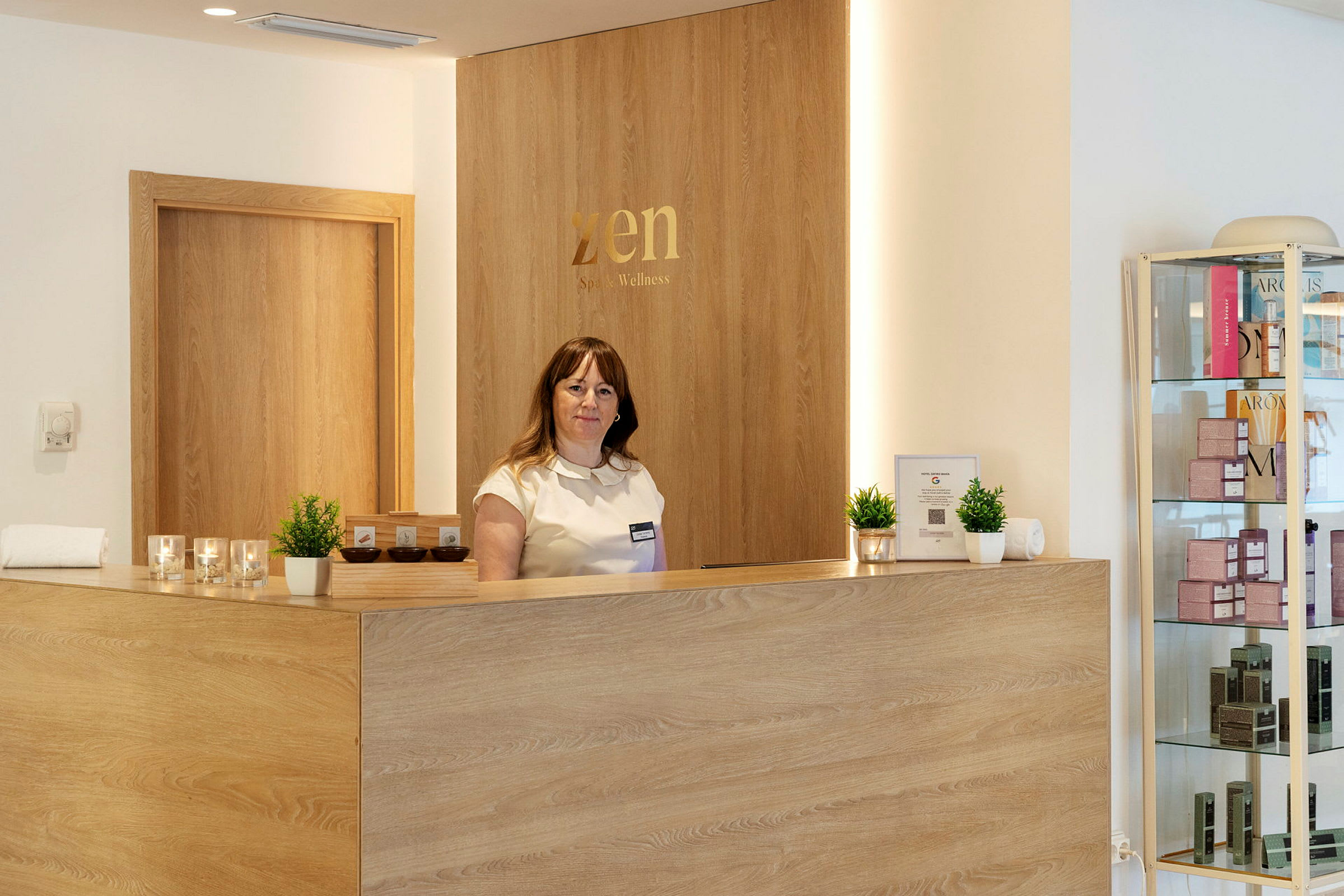 Receptionen på et spa med en medarbejder bag disken. (AI-genereret tekst)