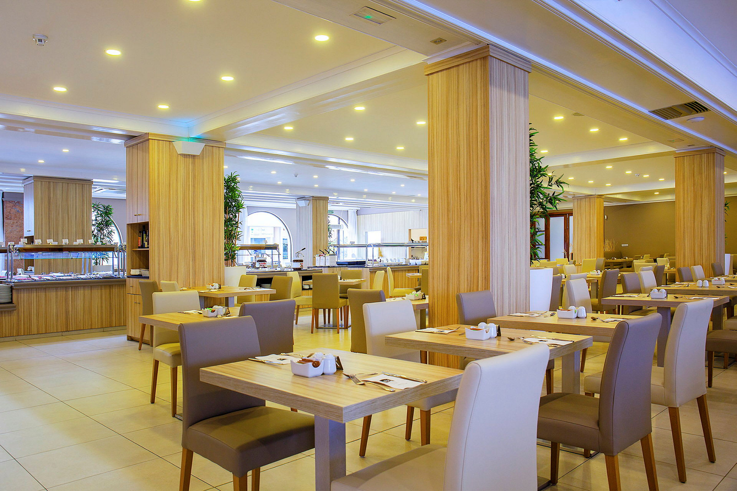 En moderne restaurant med lyst interiør og dækkede borde. (AI-genereret tekst)
