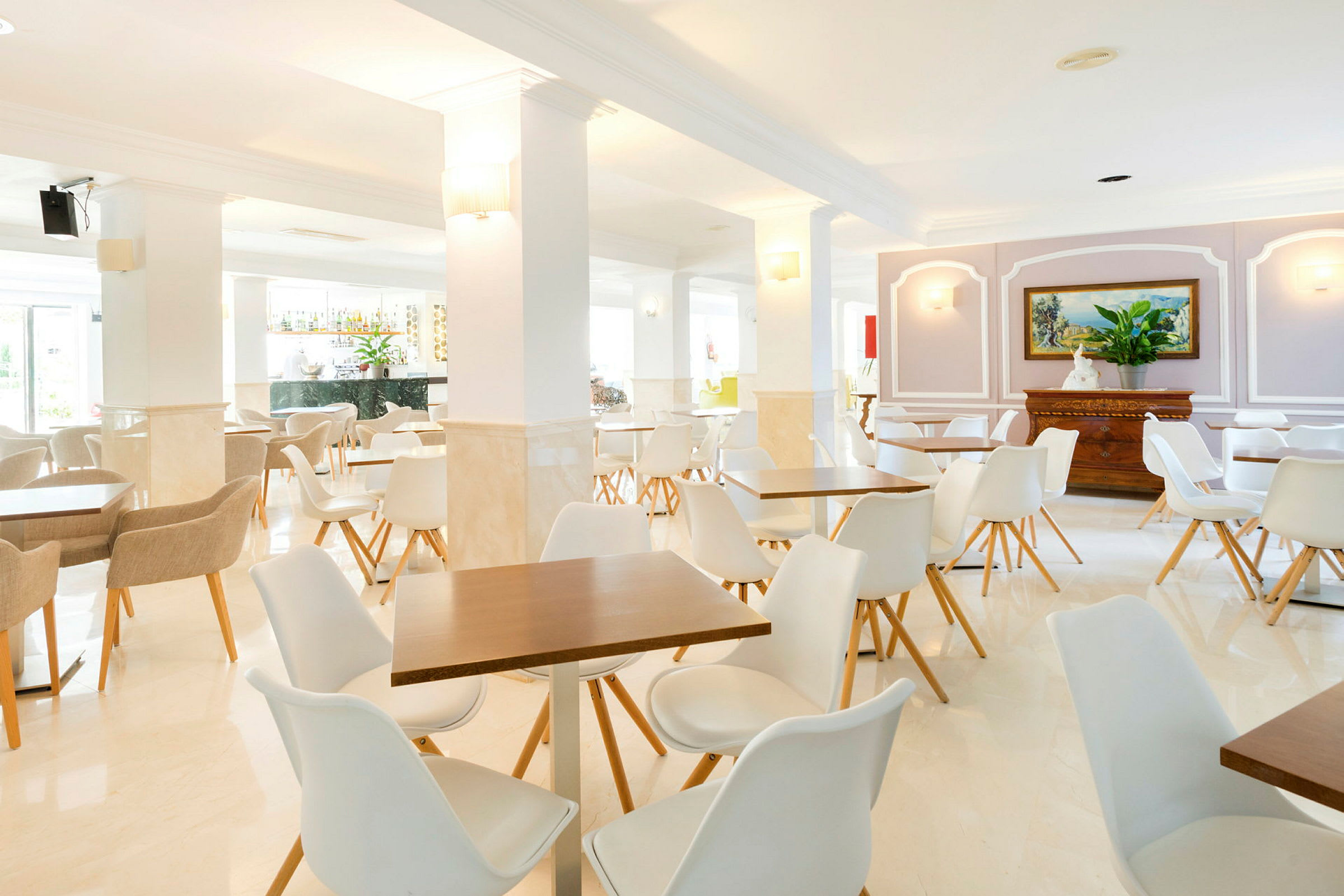 Lyst og elegant restaurantområde med hvide stole og træborde. (AI-genereret tekst)