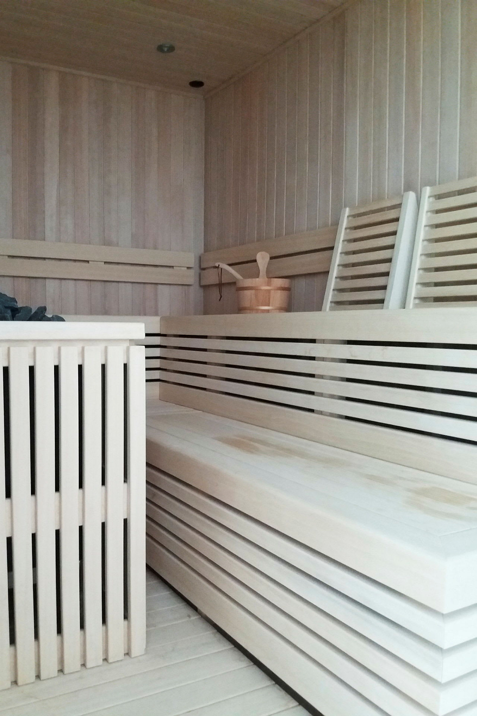 En sauna med træpaneler og bænk. (AI-genereret tekst)