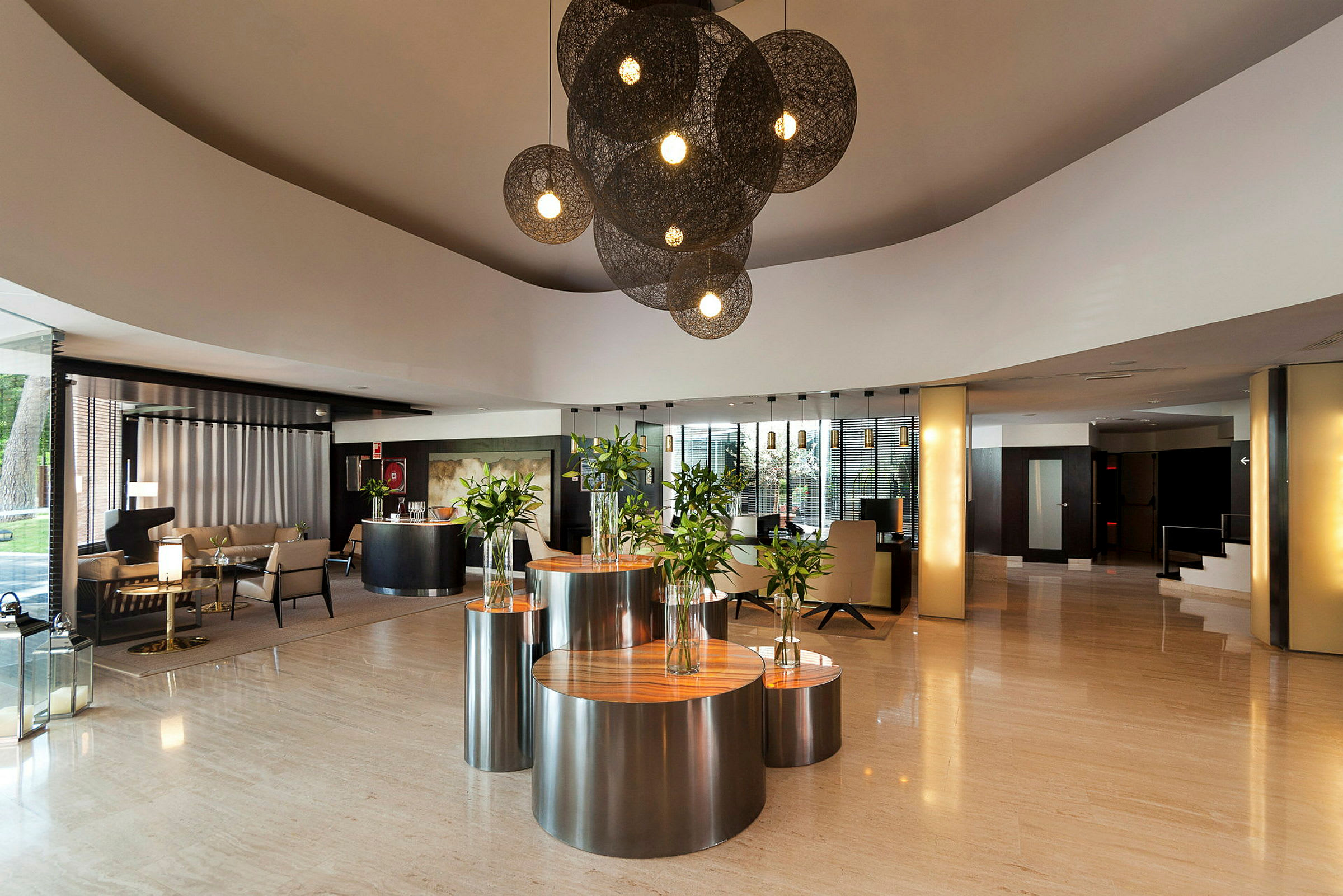 Hotellobby med elegant indretning, siddeområder og dekorationer. (AI-genereret tekst)