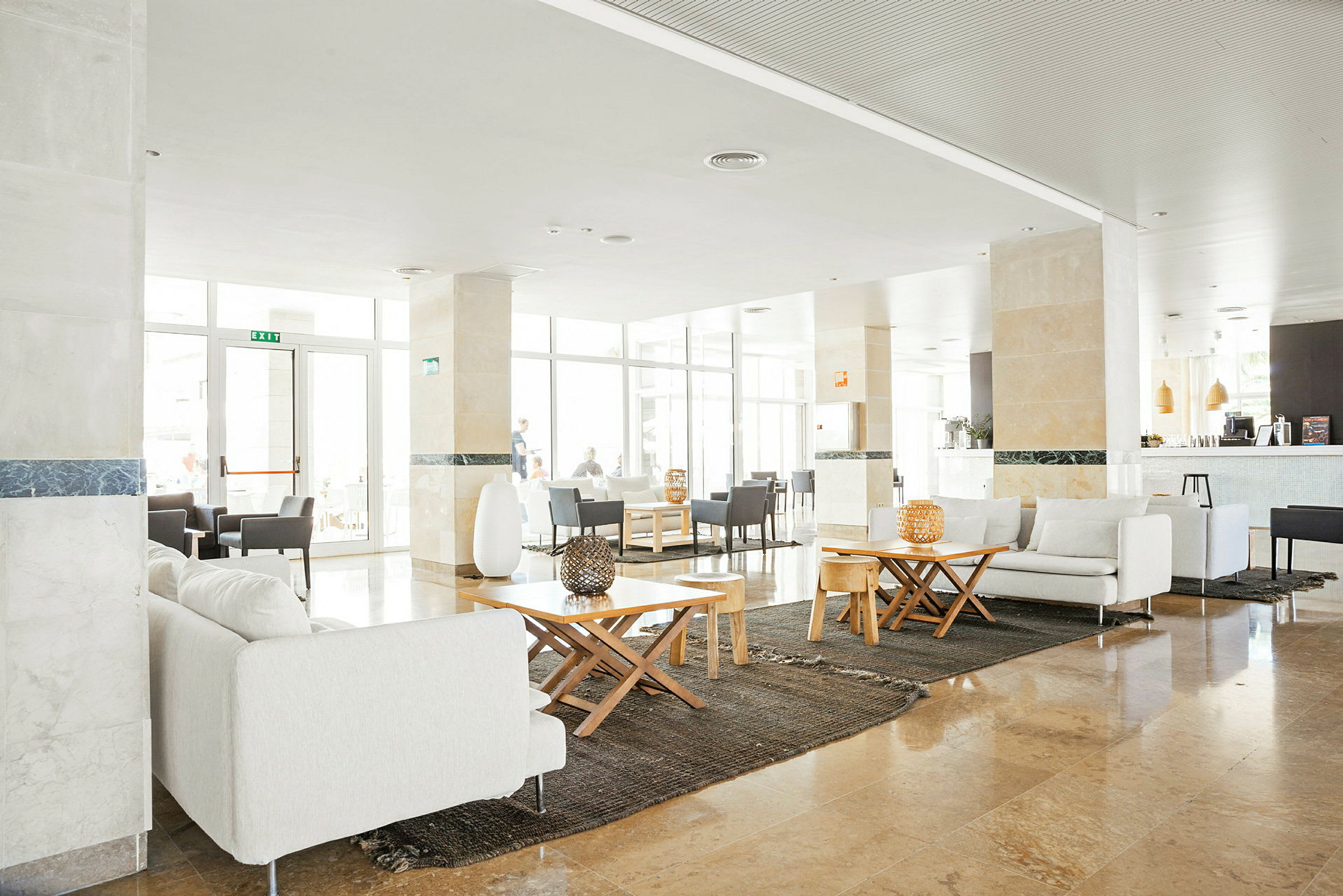 En elegant hotellobby med sofaer og borde. (AI-genereret tekst)