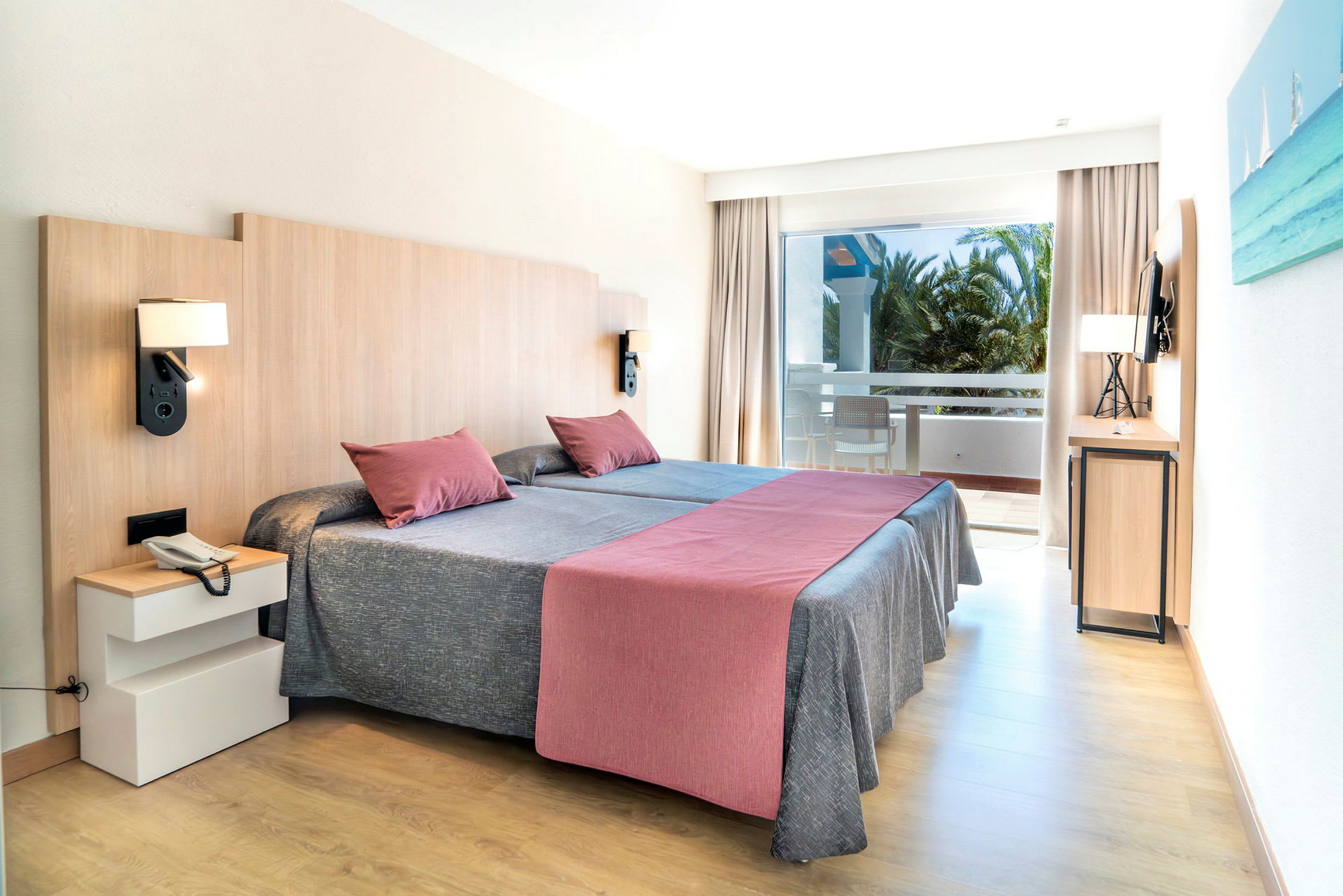 Et hotelværelse med to enkeltsenge, en balkon og moderne indretning. (AI-genereret tekst)
