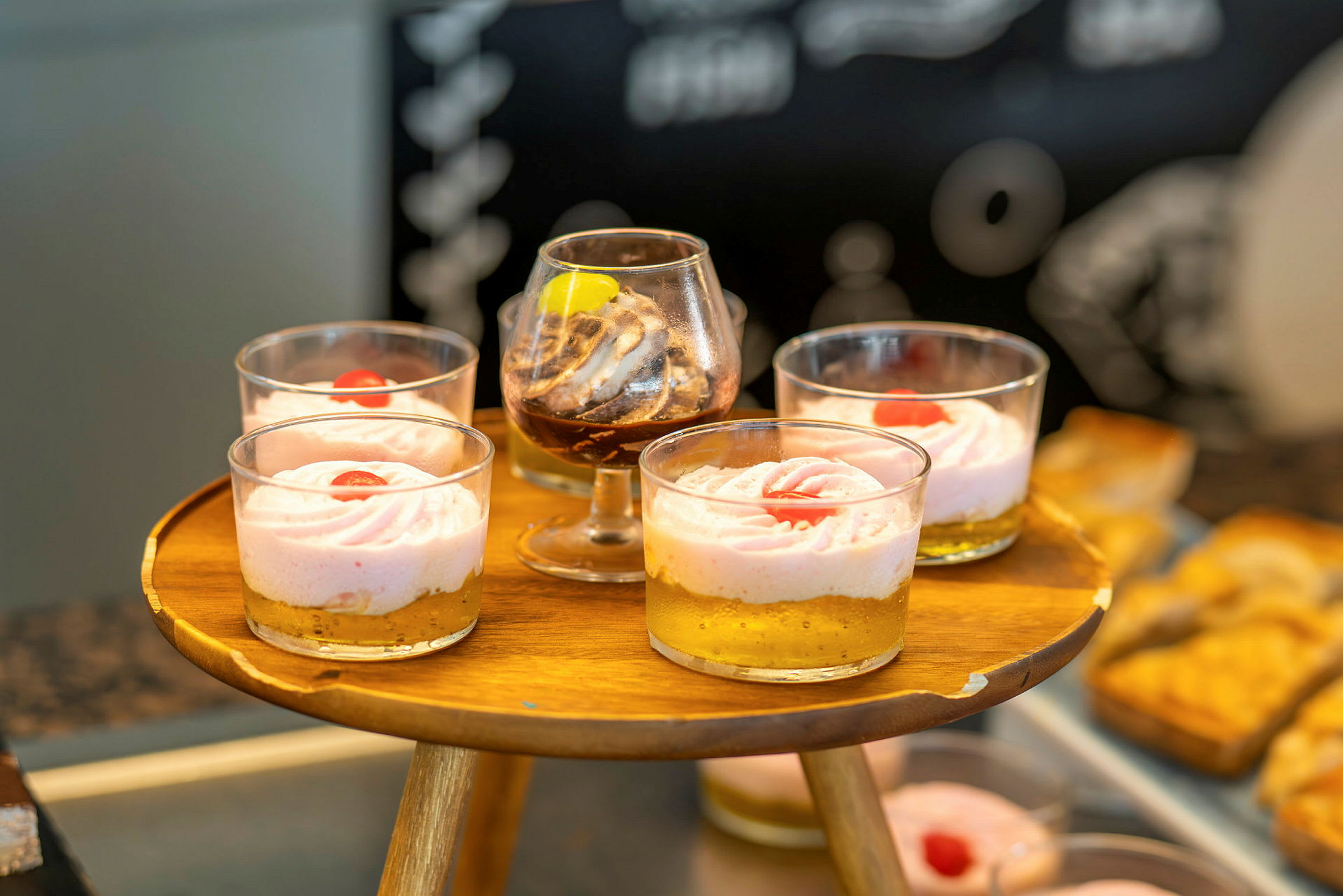 Dessertglas med mousse, toppet med røde bær. (AI-genereret tekst)