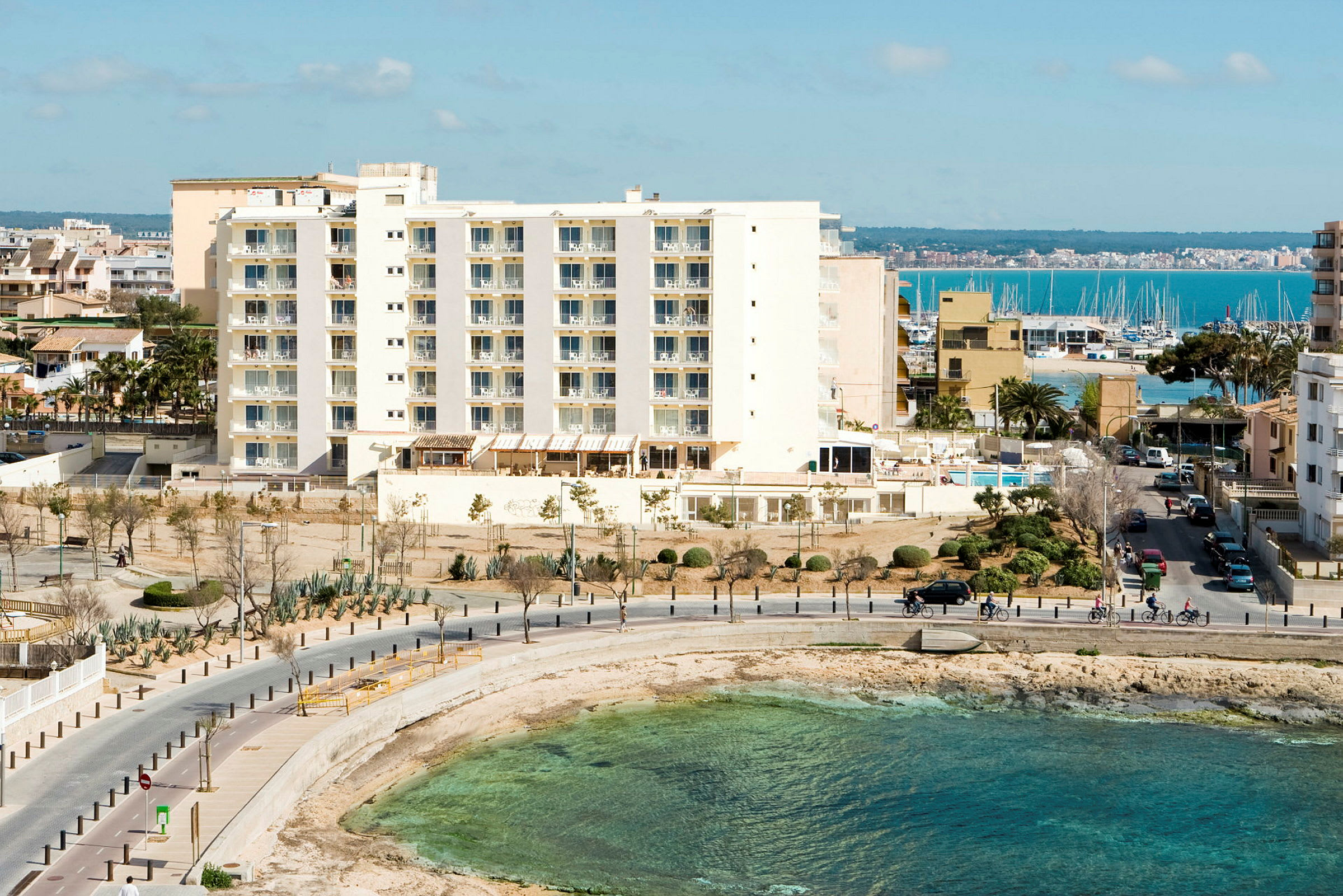 Et hotel ved stranden med udsigt over havet. (AI-genereret tekst)