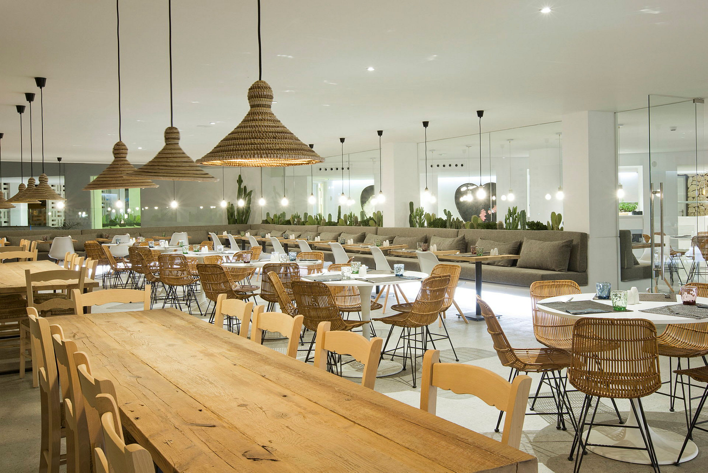 Åben restaurant med borde og stole lavet af træ og flet. (AI-genereret tekst)