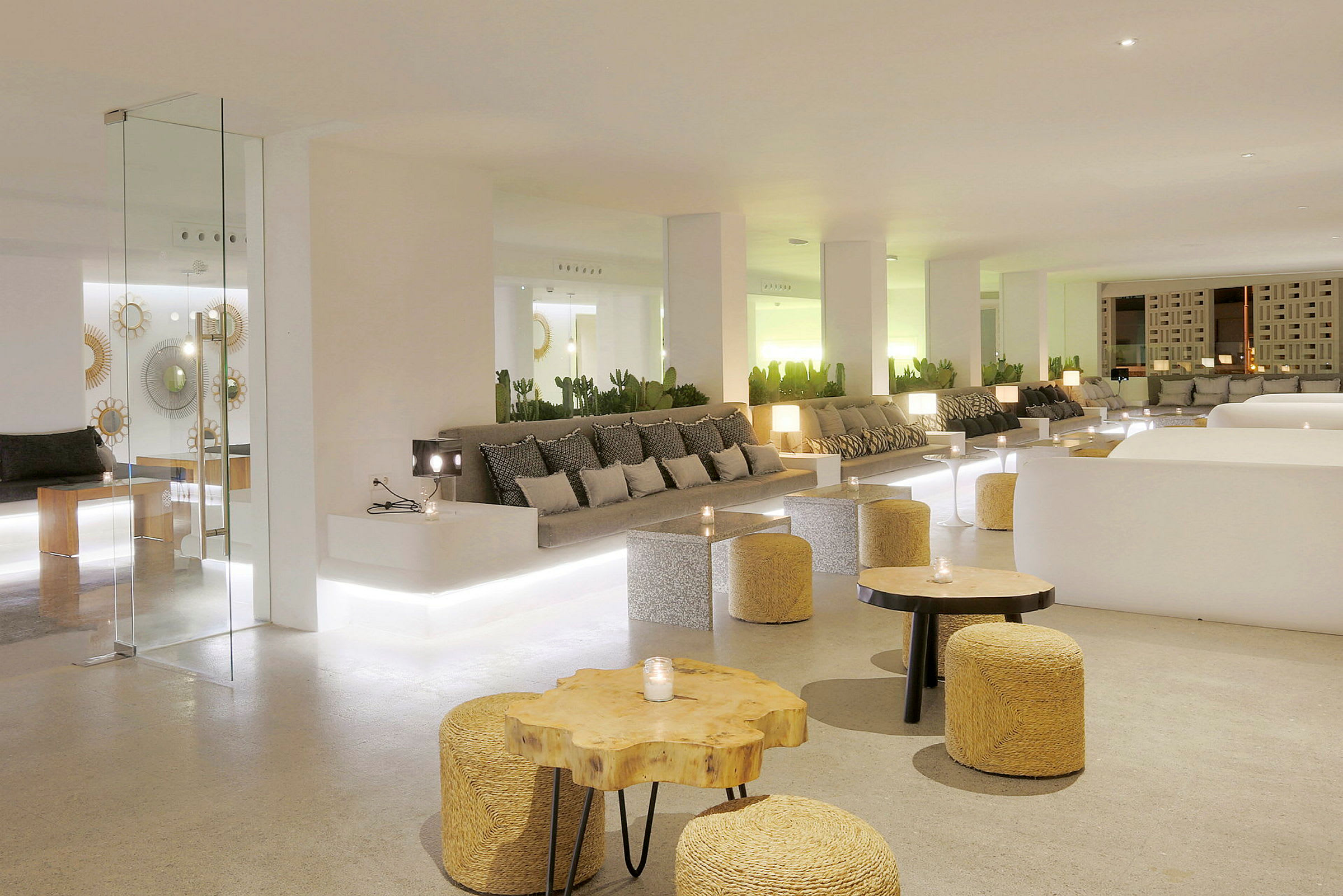Interiør af en moderne lounge med sofaer, borde og lamper. (AI-genereret tekst)