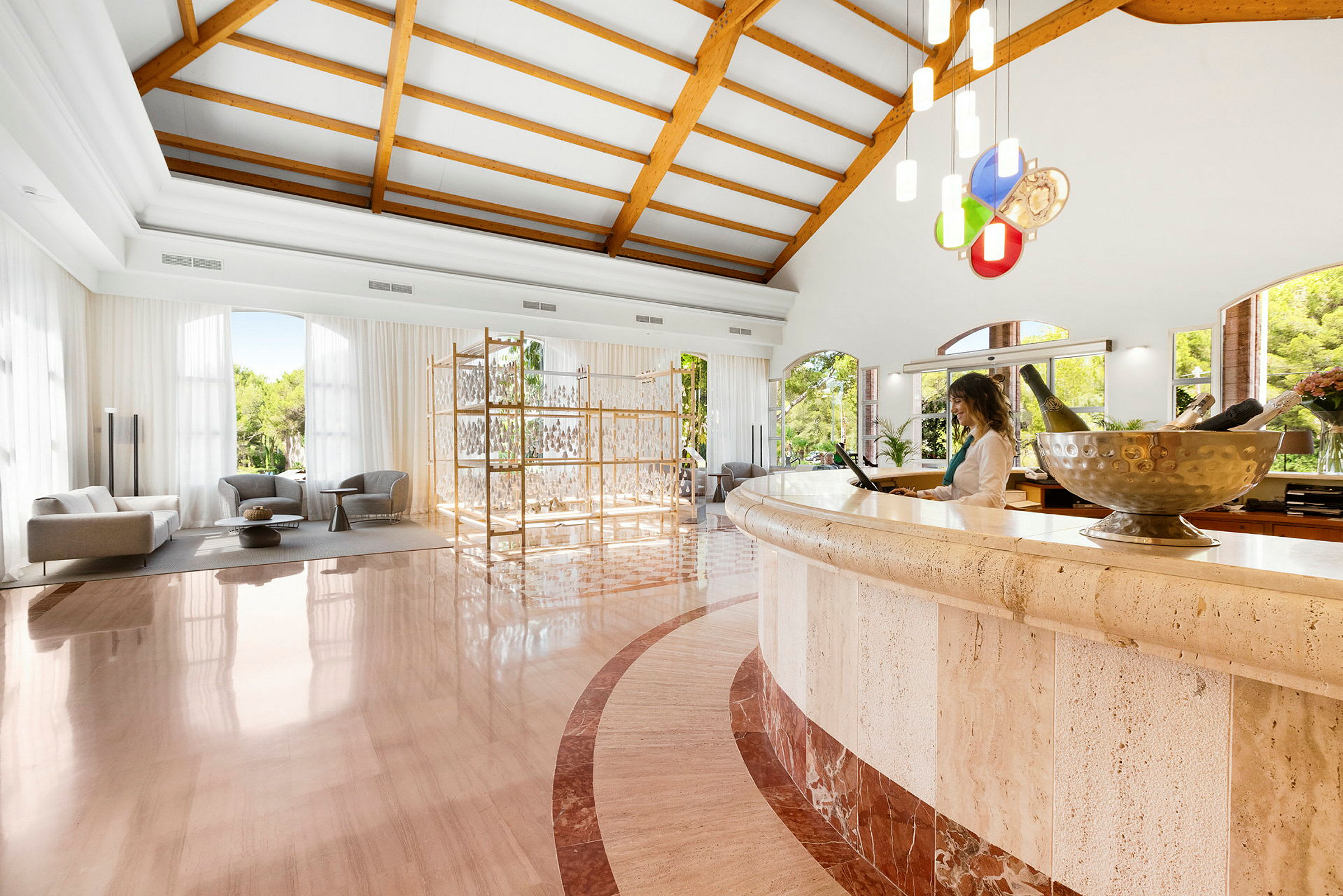 Moderne hotellobby med træbjælker i loftet og elegant indretning. (AI-genereret tekst)