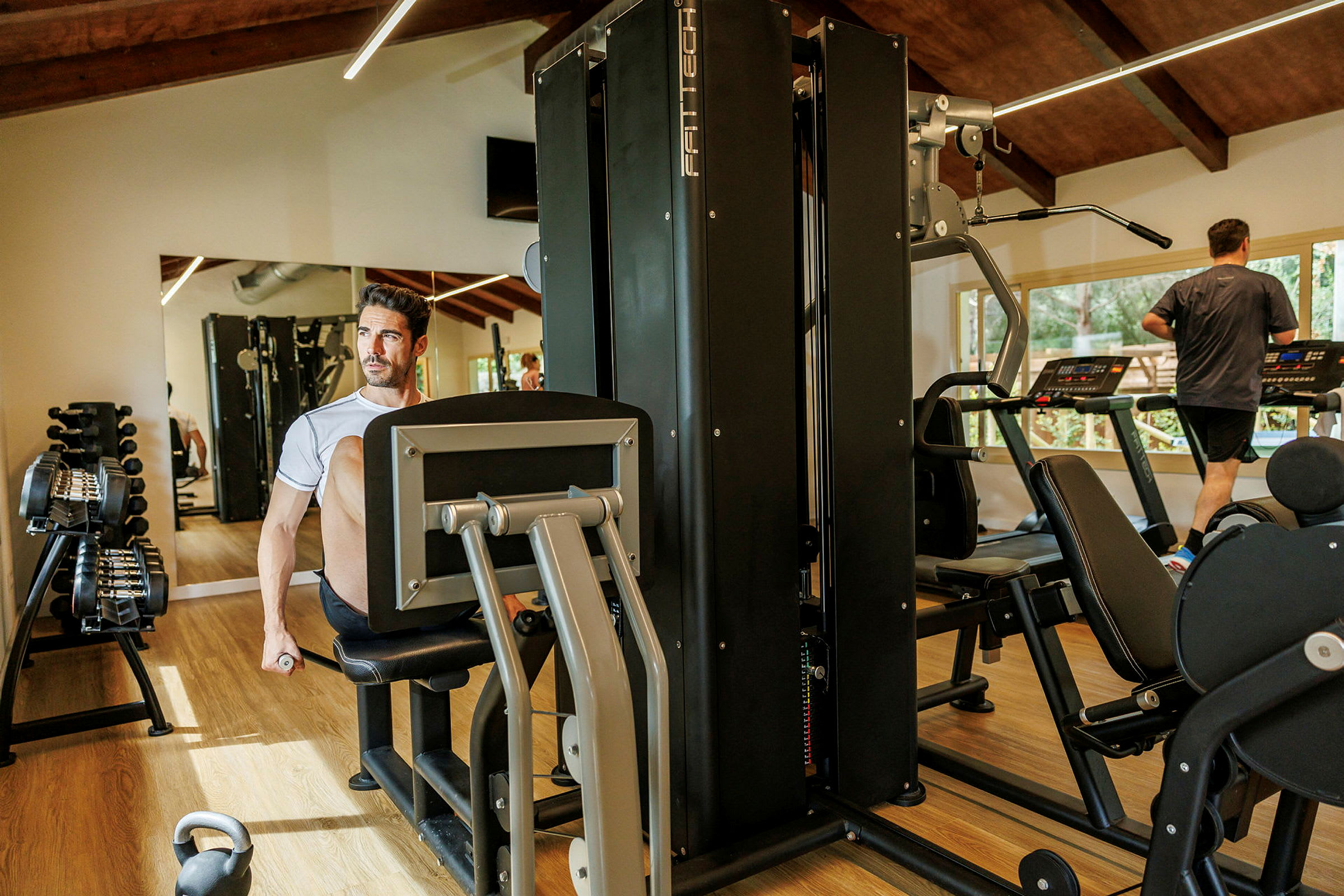 Et fitnesscenter med træningsmaskiner og håndvægte. (AI-genereret tekst)
