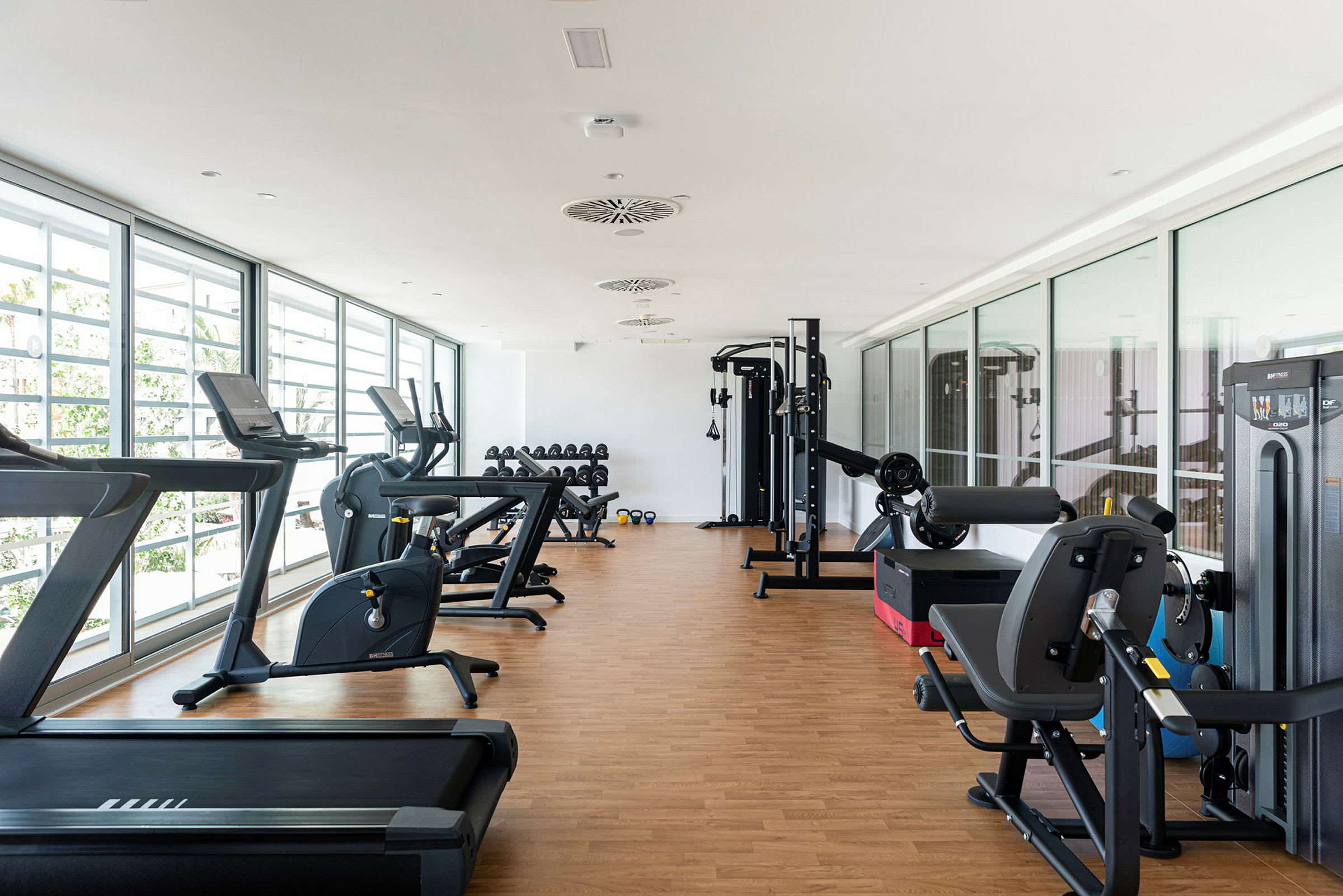 Et fitnesscenter med træningsmaskiner og vægte. (AI-genereret tekst)