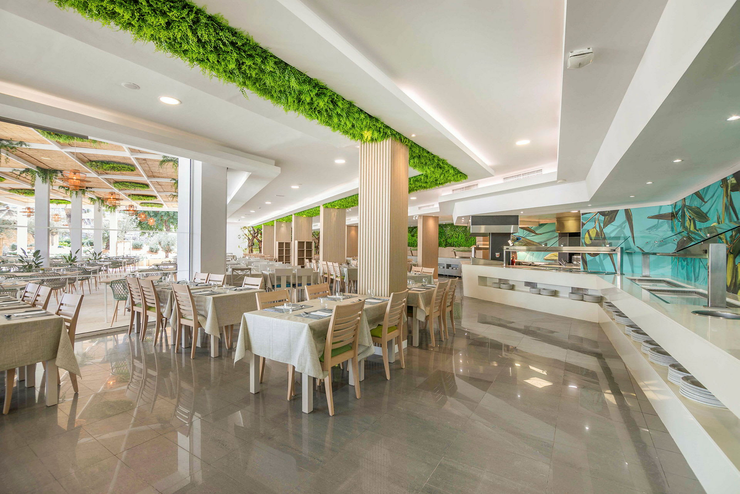 Restaurant med borde og stole samt moderne indretning med planter og dekorationer. (AI-genereret tekst)
