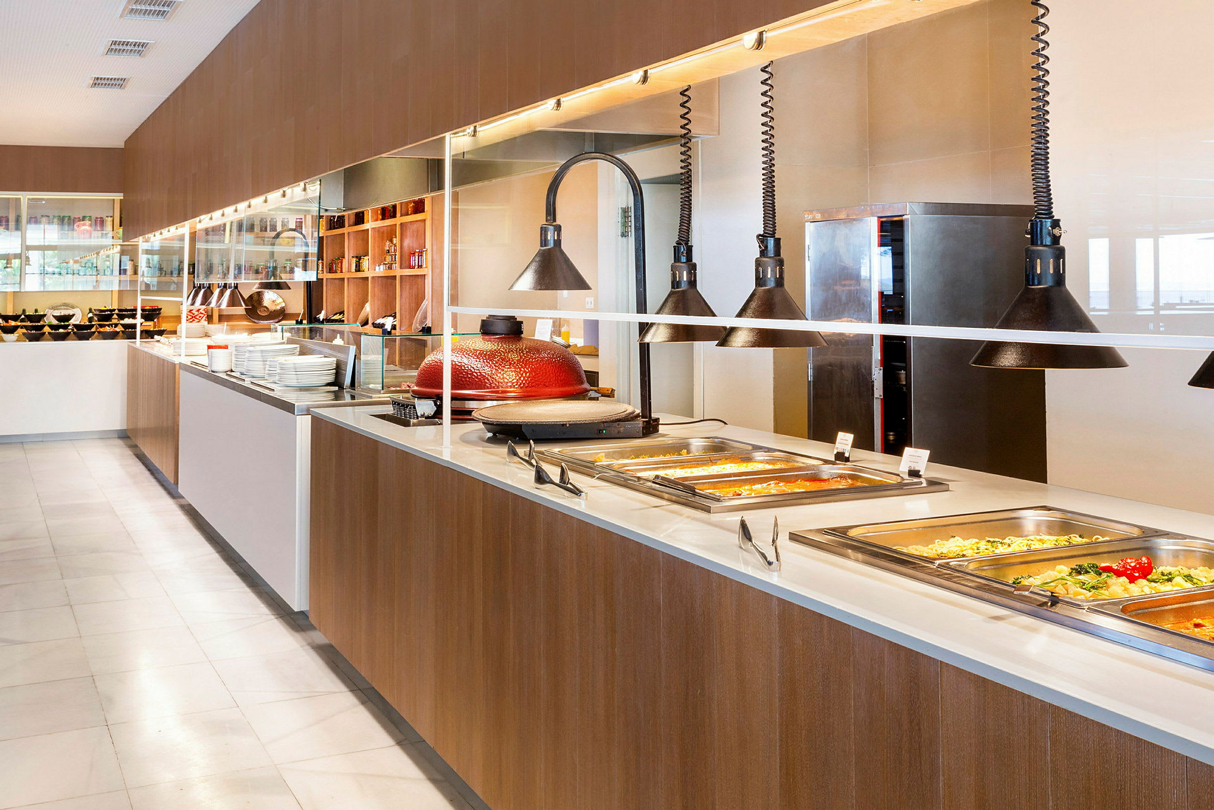 Billede af en moderne buffetrestaurant med varme og kolde retter arrangeret i beholdere. (AI-genereret tekst)