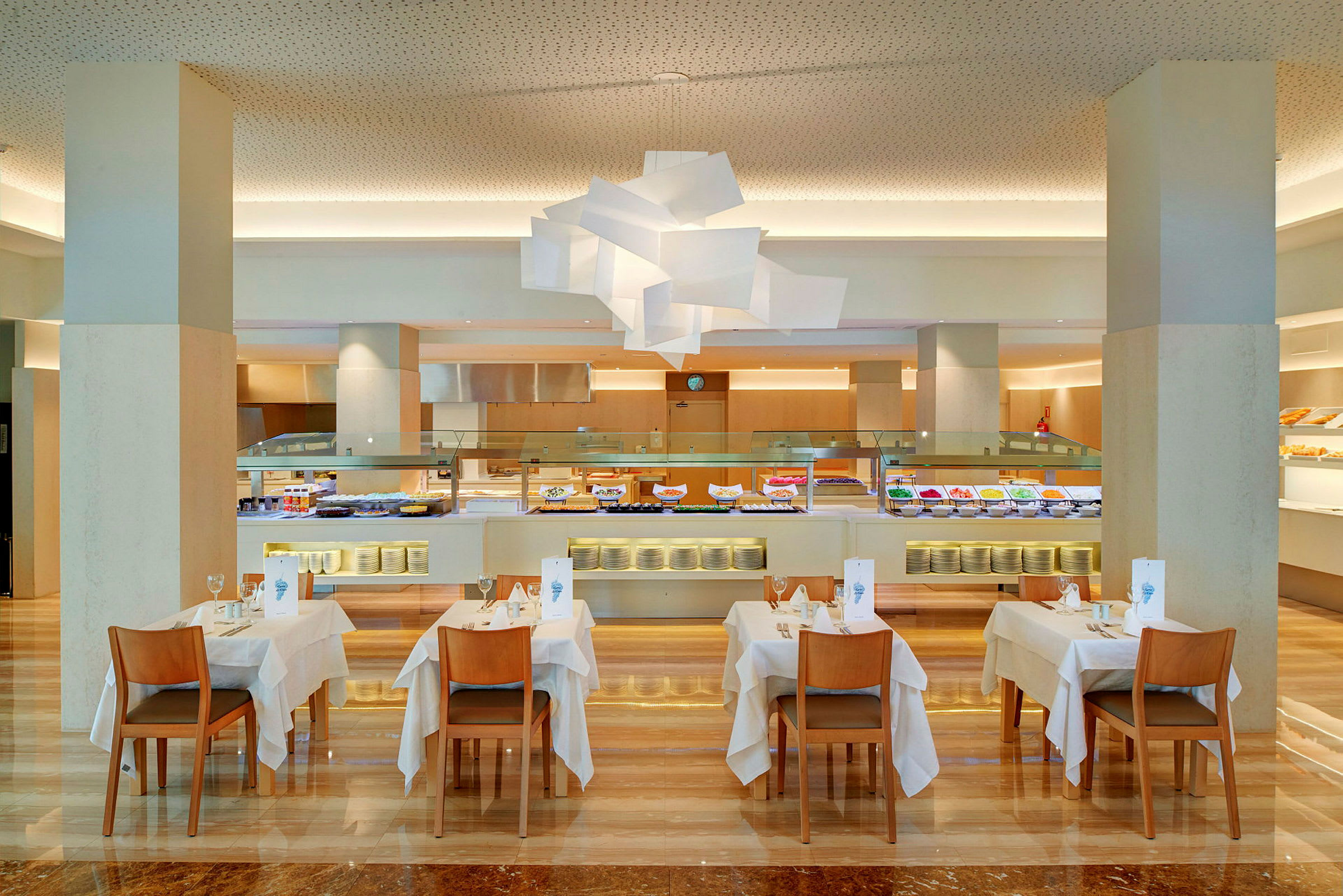 Billede af en buffetrestaurant med dækkede borde og en moderne indretning. (AI-genereret tekst)