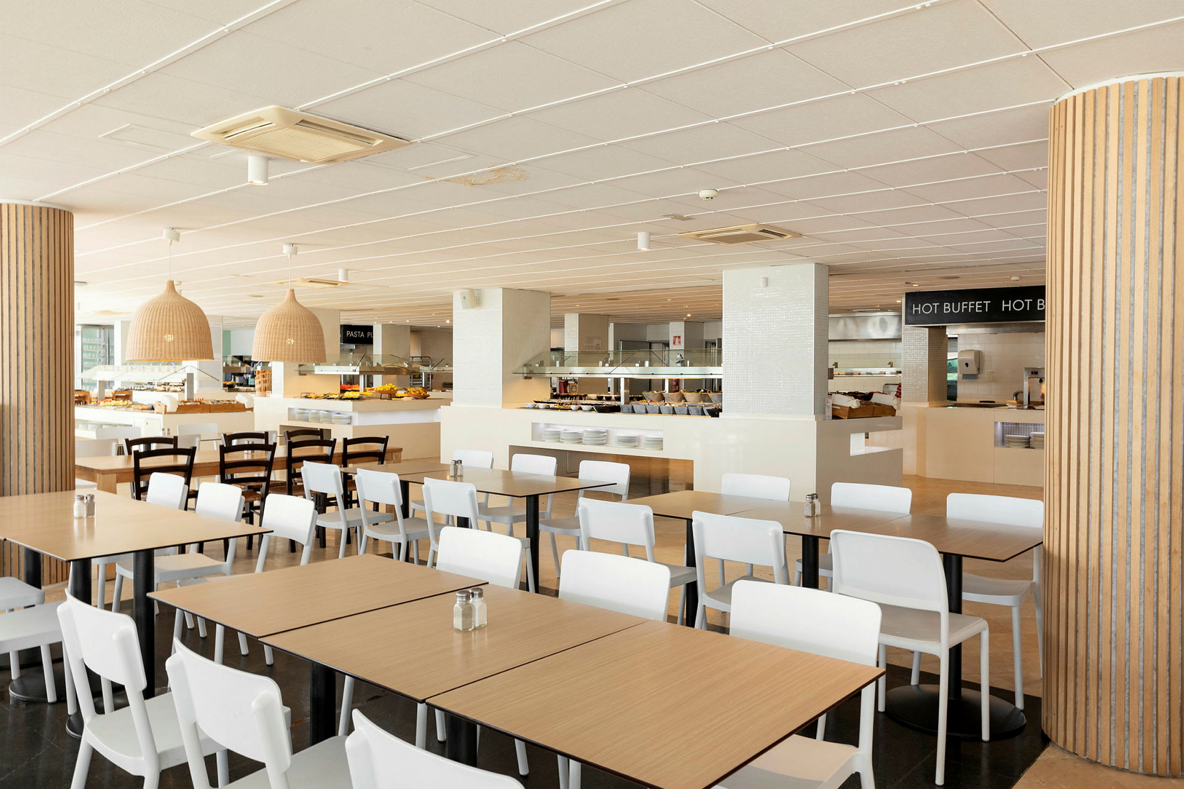 Restaurant med buffet og siddepladser. (AI-genereret tekst)