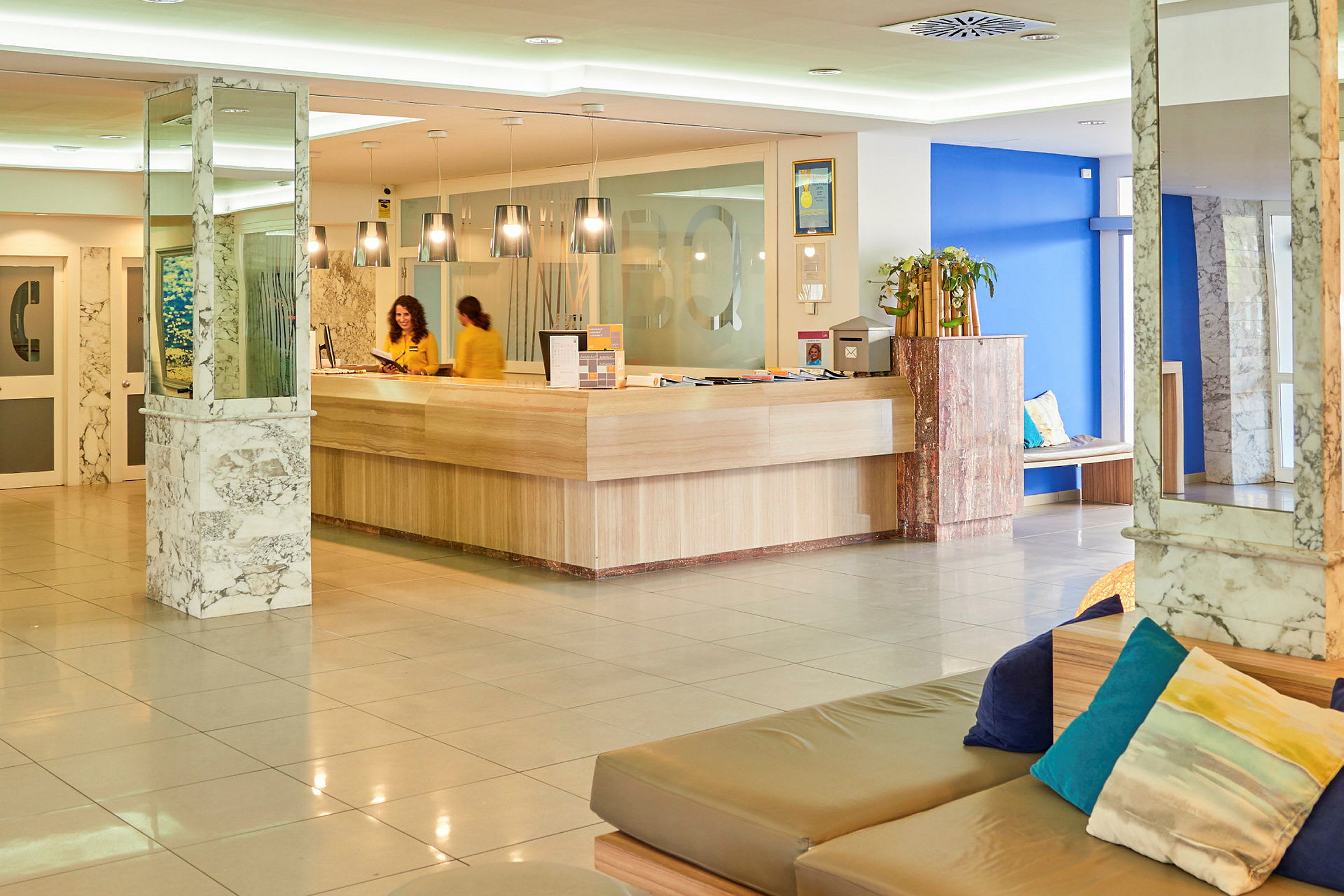 Reception på hotel med moderne interiør og marmordekorationer. (AI-genereret tekst)