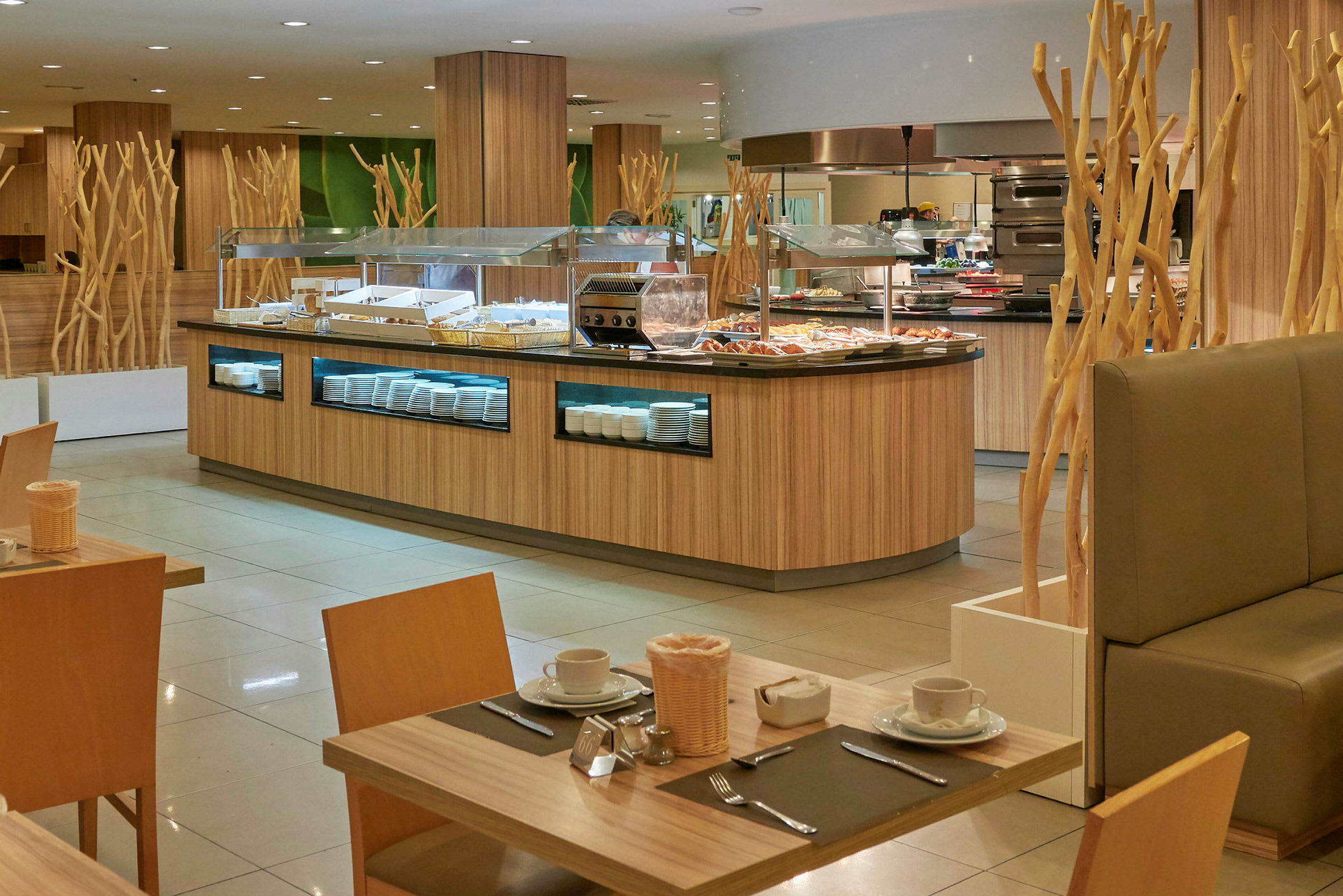 Hotelrestaurant med dækkede borde og en buffetservering. (AI-genereret tekst)