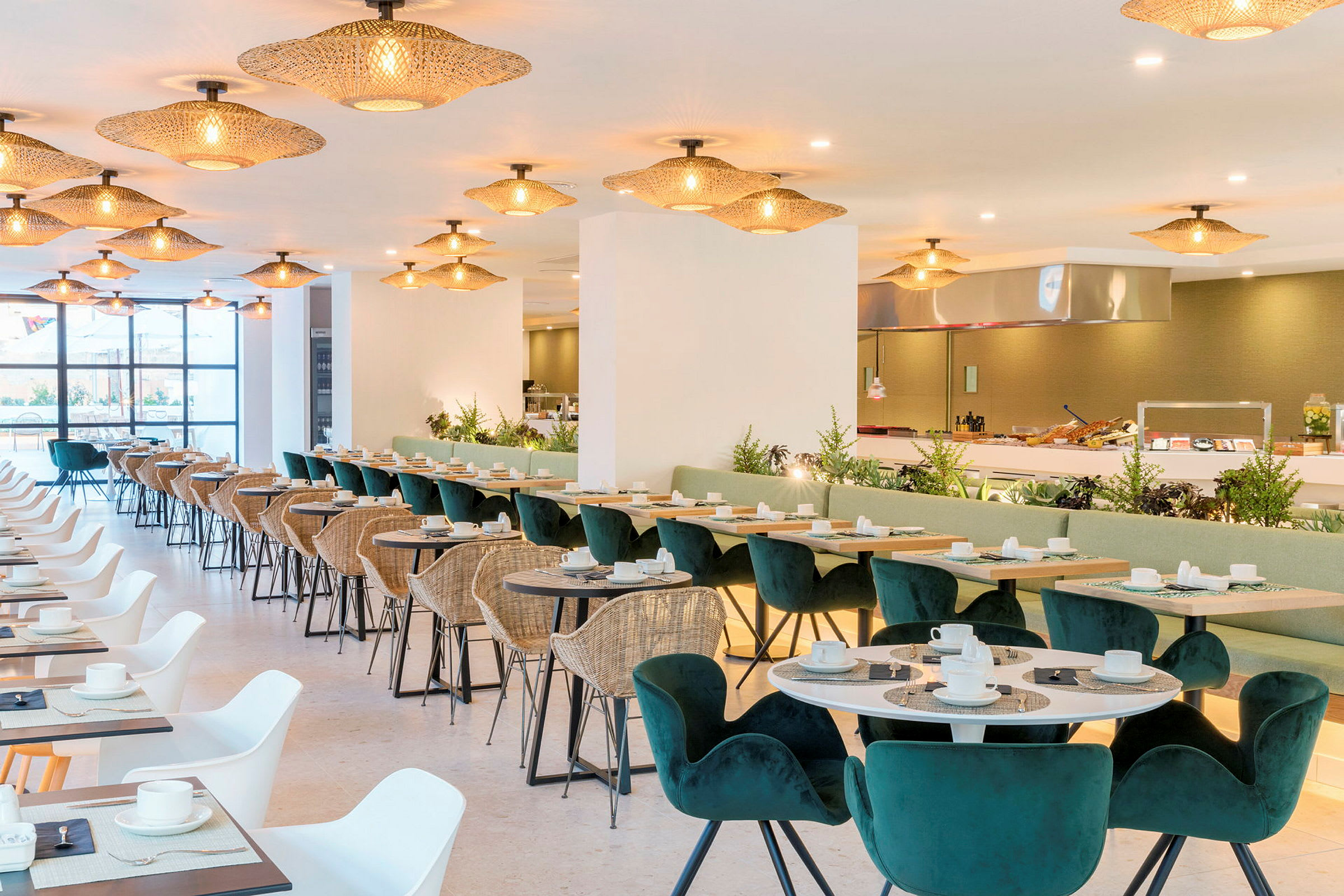 Restaurant med siddepladser, borde og belysning. (AI-genereret tekst)