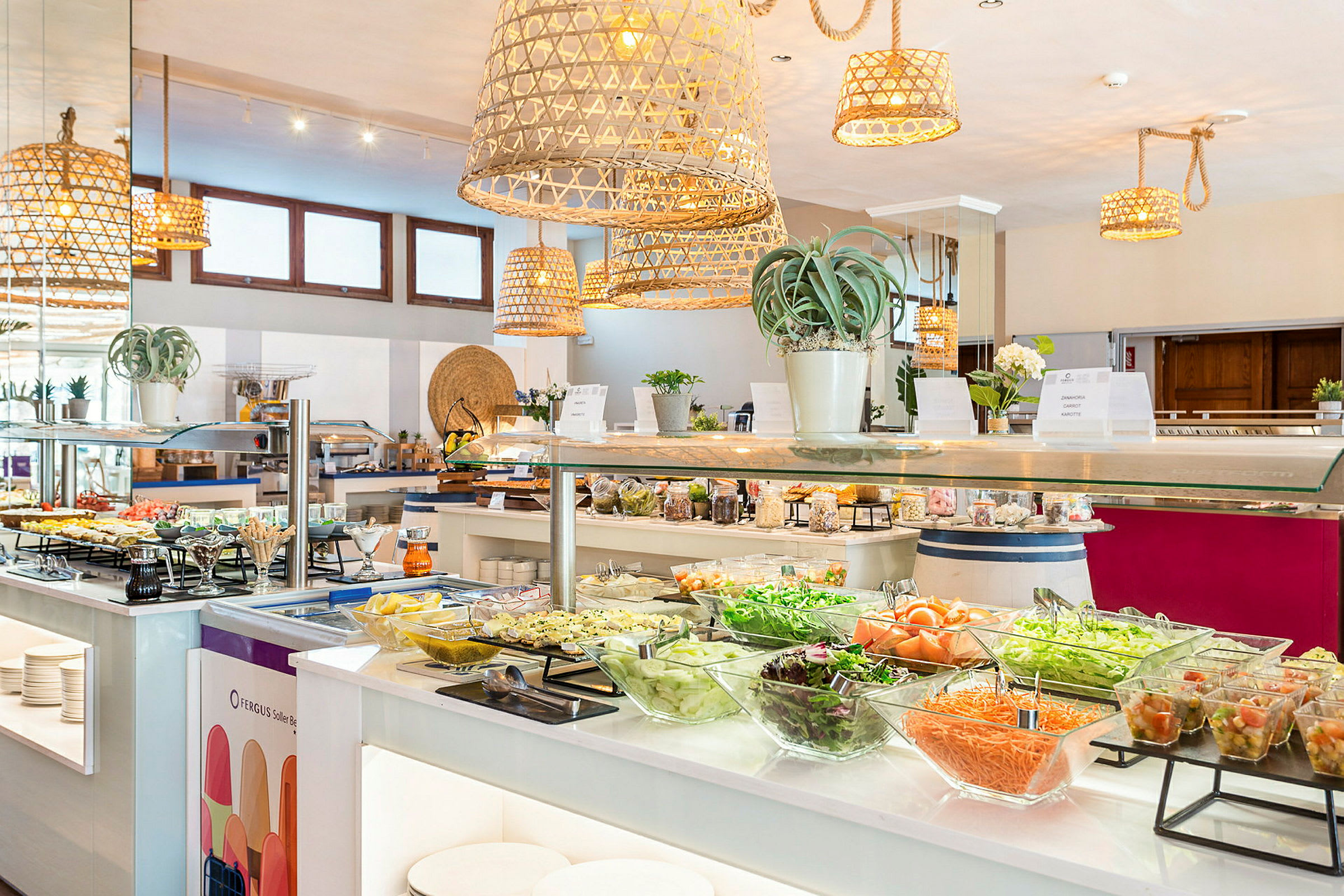 Billede af en selvbetjeningsbuffet med friske salater og anden mad, dekoreret med planter og hængende rattanlamper. (AI-genereret tekst)
