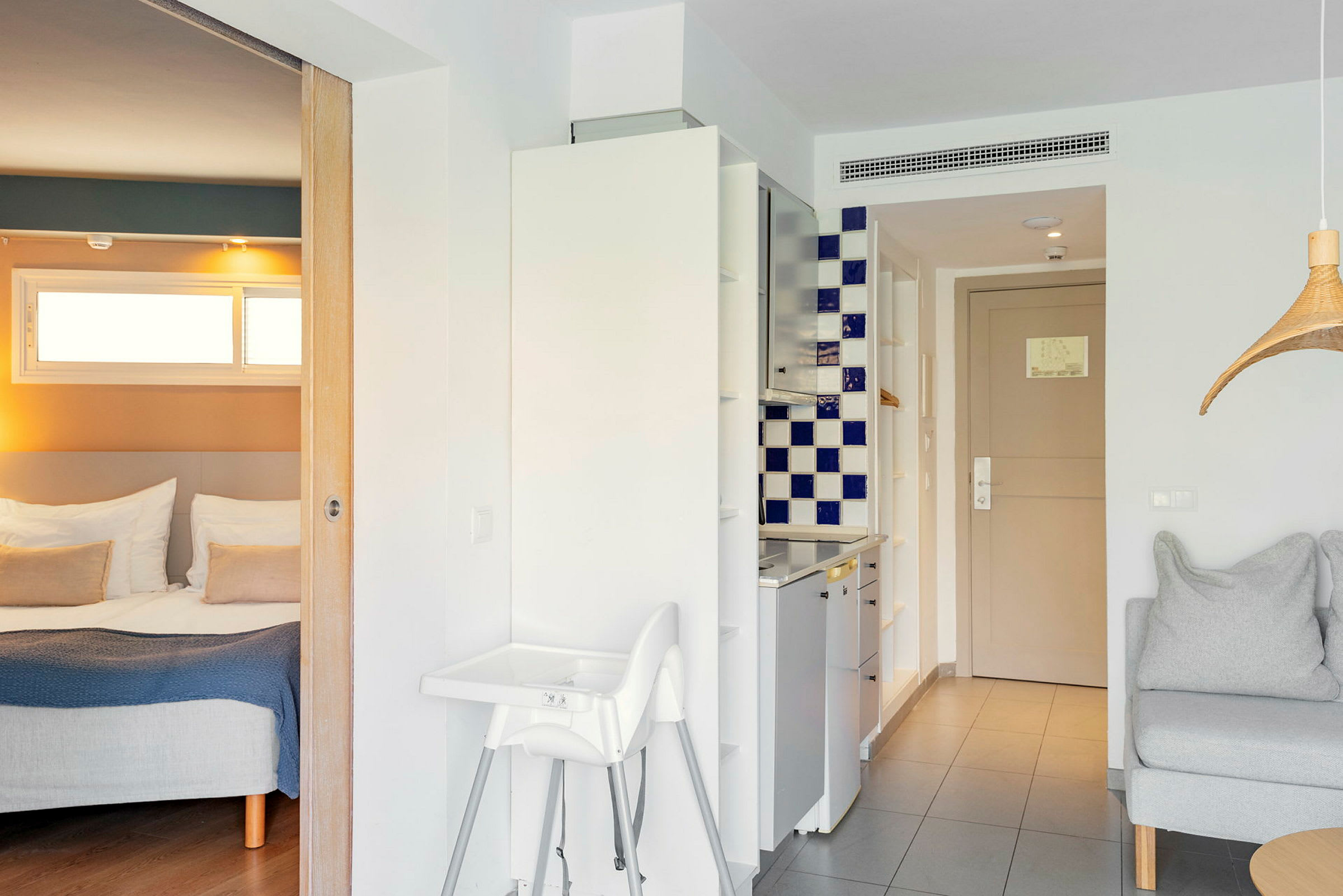 Et hotelværelse med køkken, spiseområde og soveplads. (AI-genereret tekst)