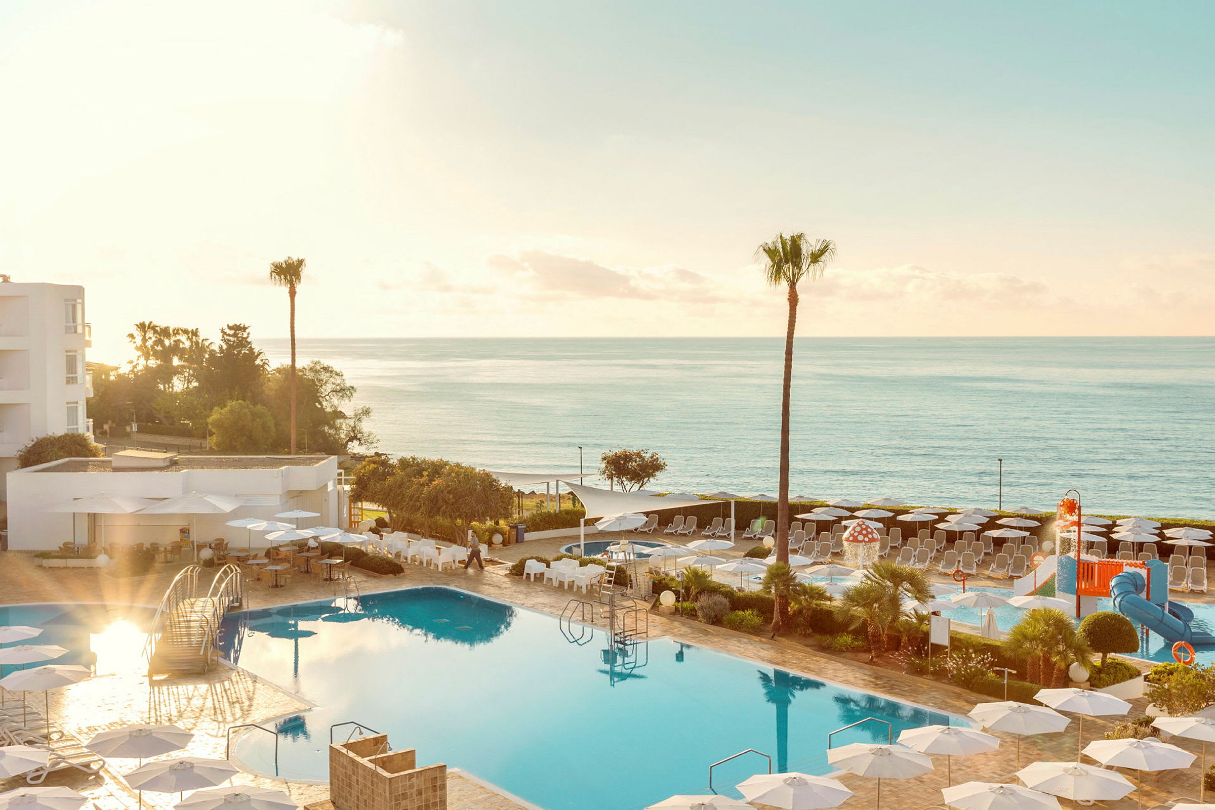 Udendørs poolområde på hotel med havudsigt. (AI-genereret tekst)