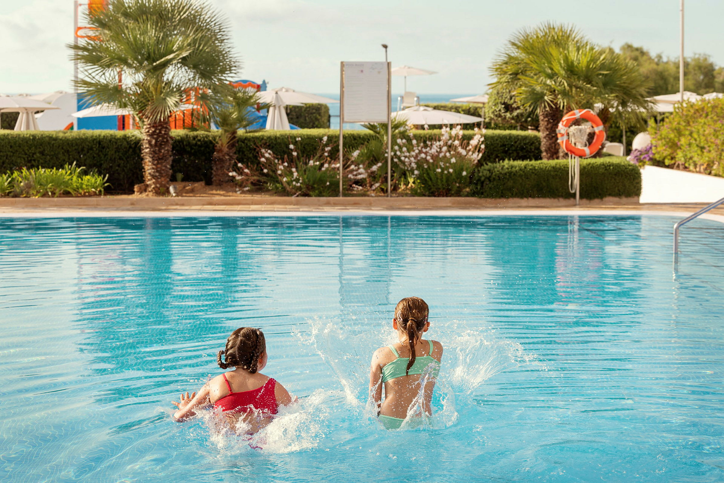 To børn leger i en swimmingpool. (AI-genereret tekst)