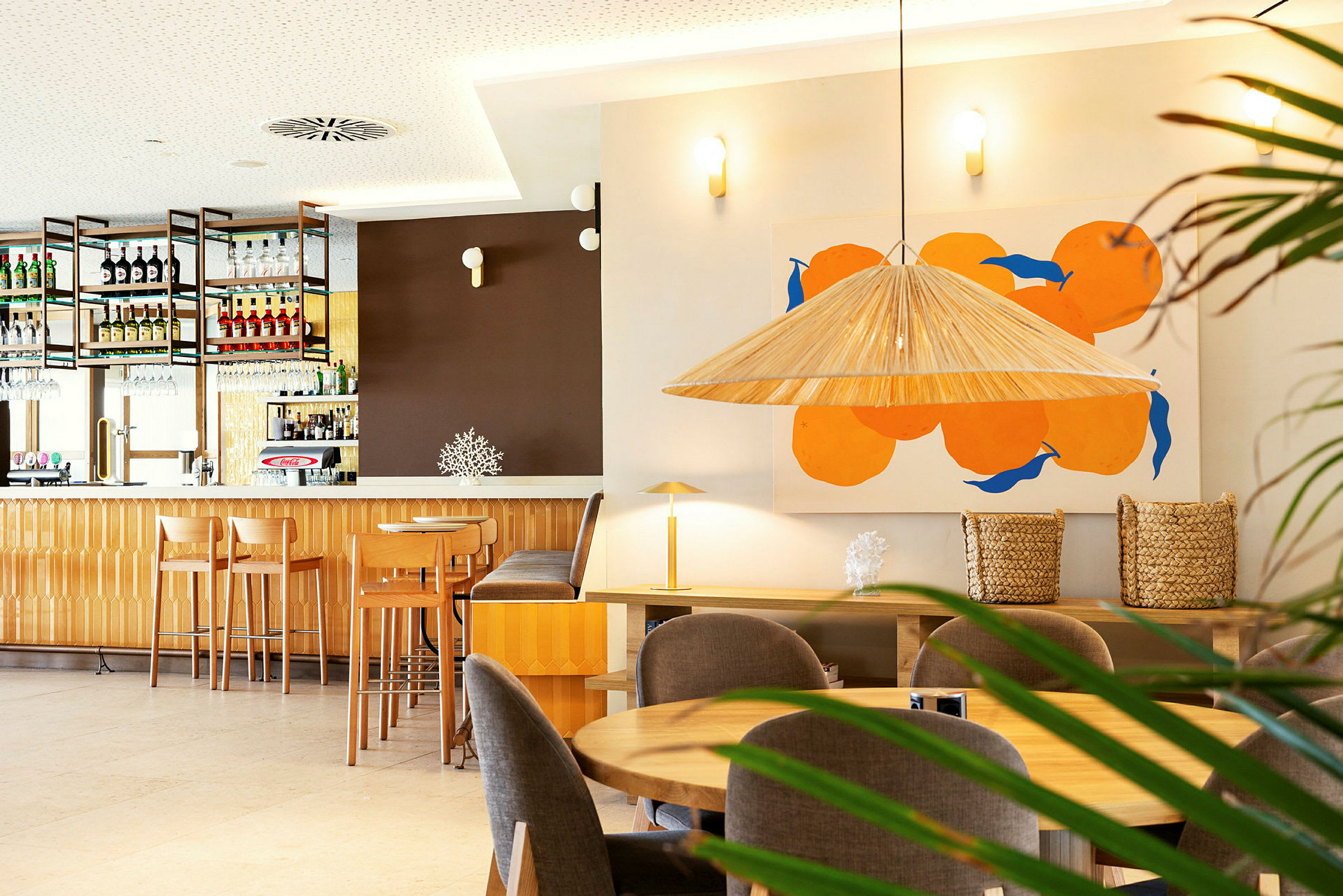 Interiør af en bar med moderne møbler og dekorative orange motiver på væggen. (AI-genereret tekst)