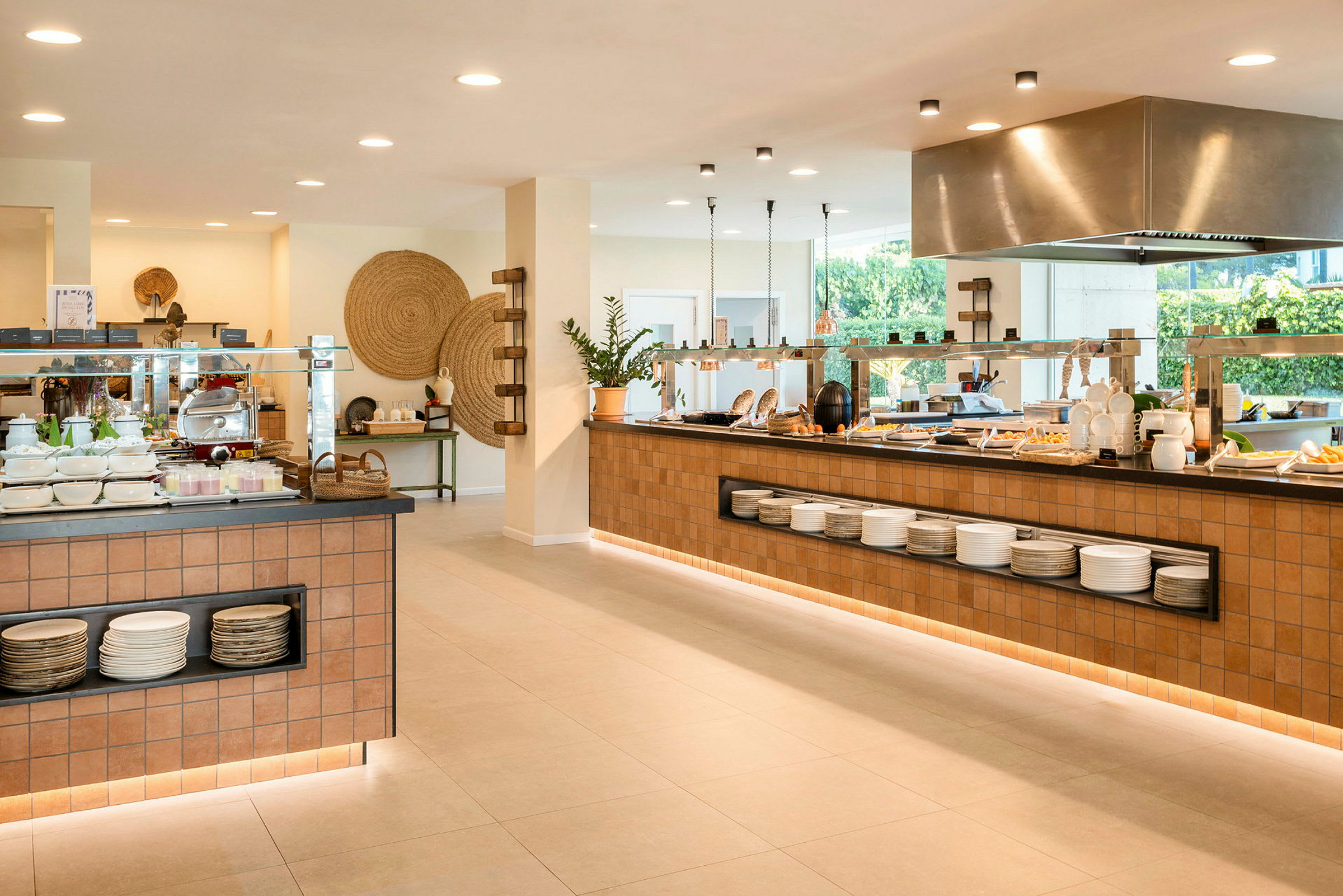 En moderne restaurantbuffet med forskellige varme retter, tallerkener og dekorative elementer. (AI-genereret tekst)