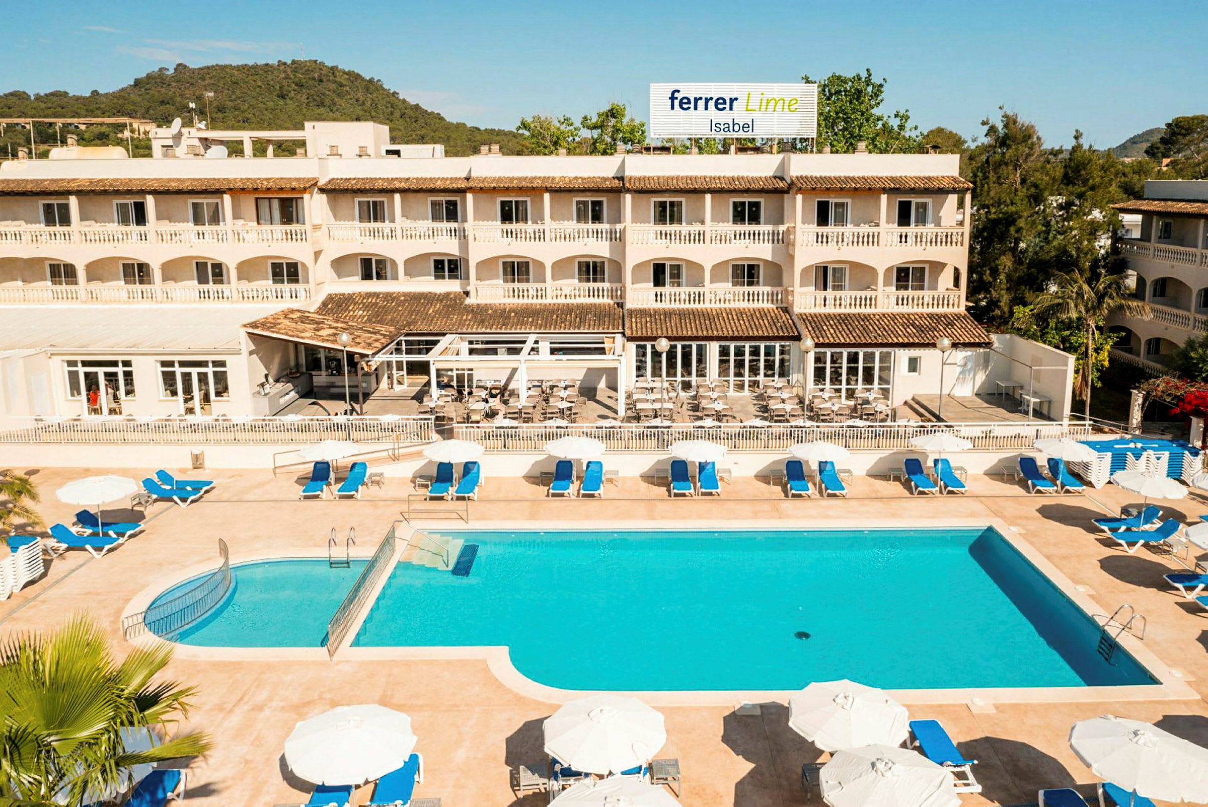 Et hotel set forfra med pool og solsenge foran bygningen. Bygningen har hvide altaner og et skilt med teksten "ferrer Lime Isabel". (AI-genereret tekst)