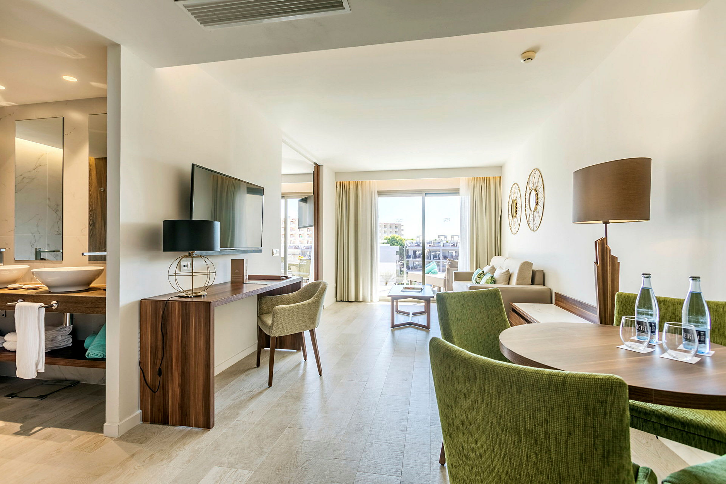 Moderne hotelværelse med siddeområde og spiseplads. (AI-genereret tekst)