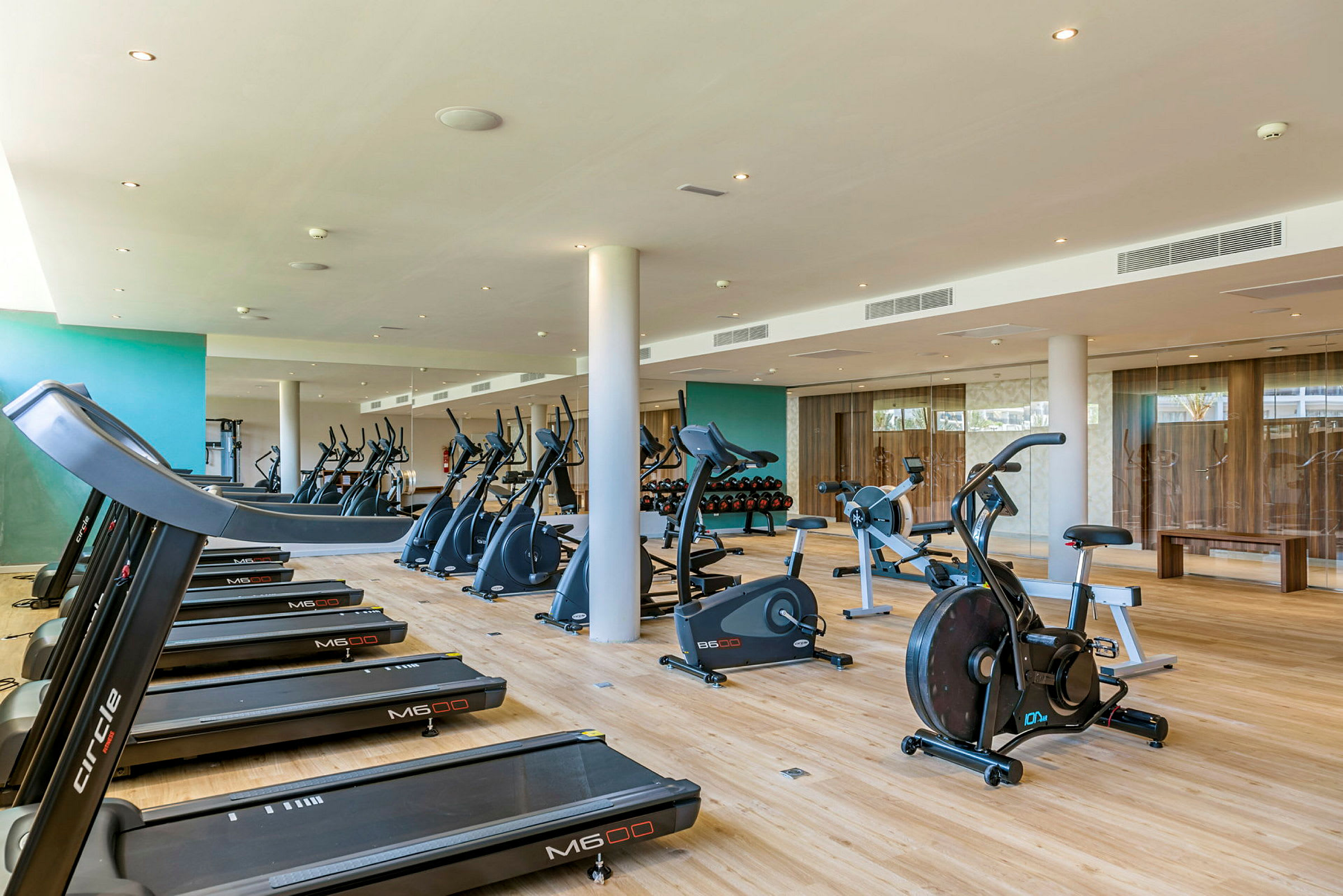 Et fitnesscenter med træningsmaskiner, herunder løbebånd og motionscykler. (AI-genereret tekst)