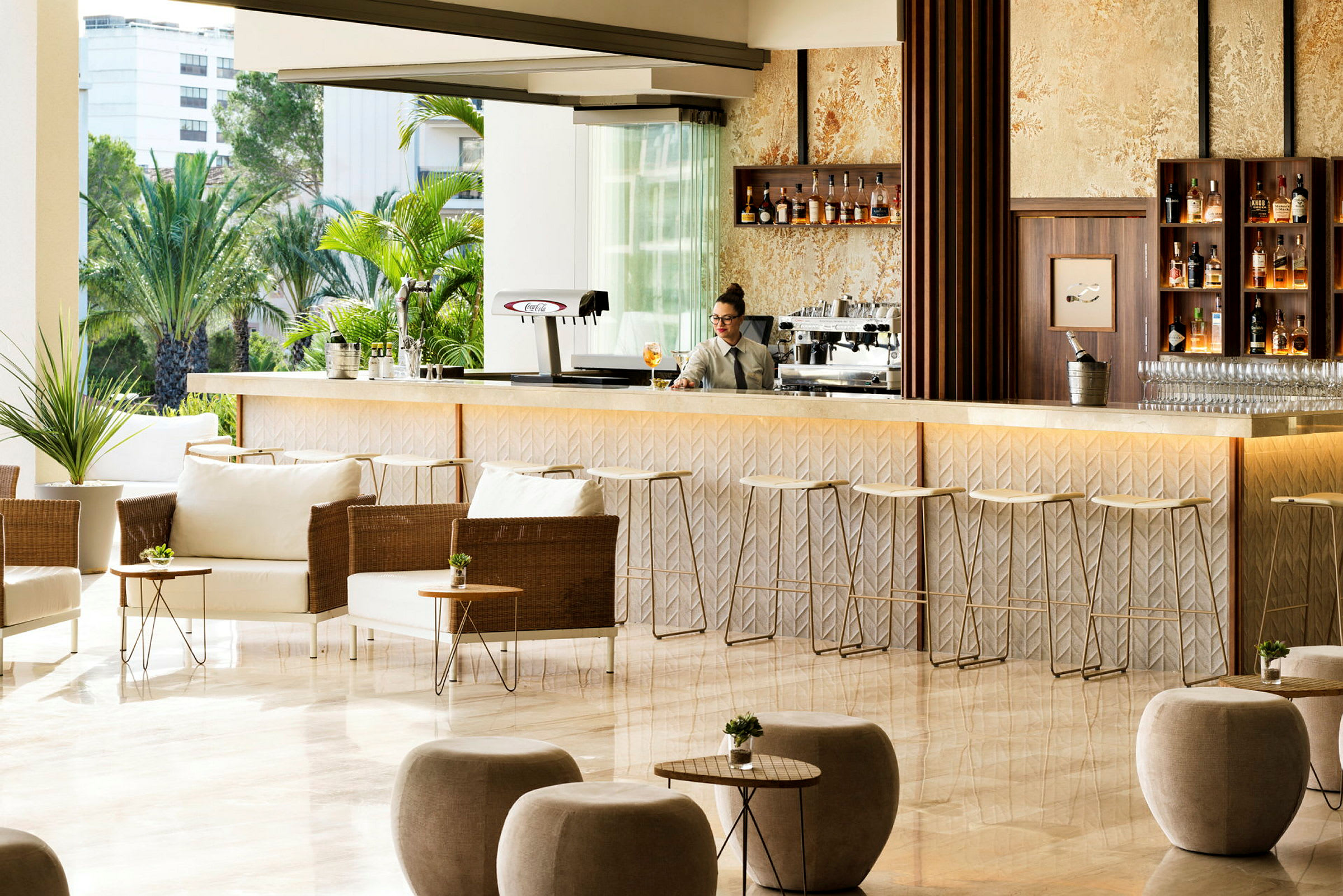 Elegant hotelbar med siddepladser og indretning. (AI-genereret tekst)