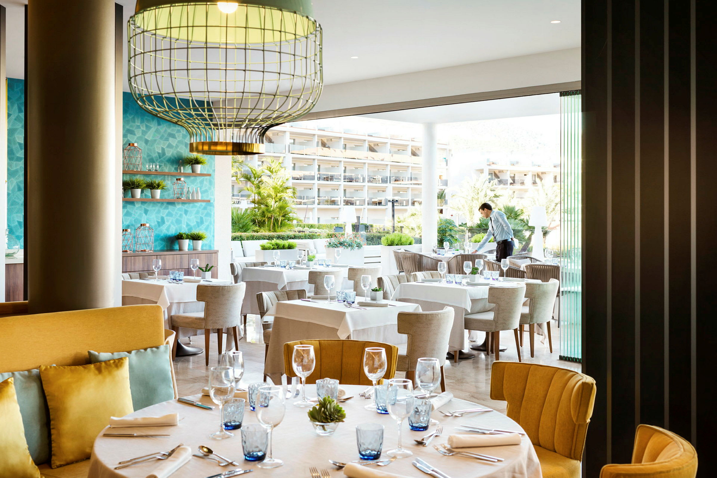 Restaurant med dækkede borde og elegant indretning. (AI-genereret tekst)